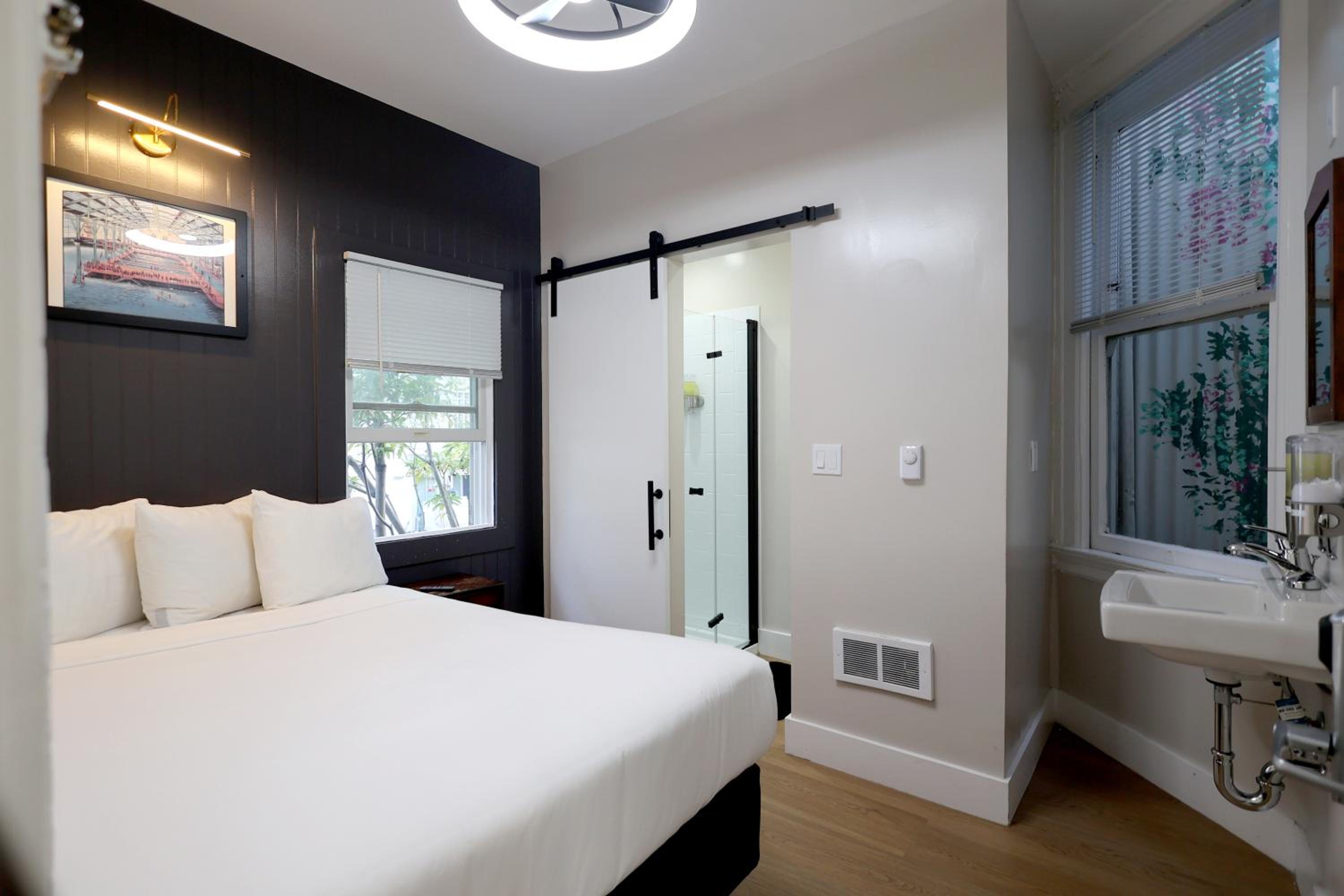 Double Room with Private Bathroom - Photo 19