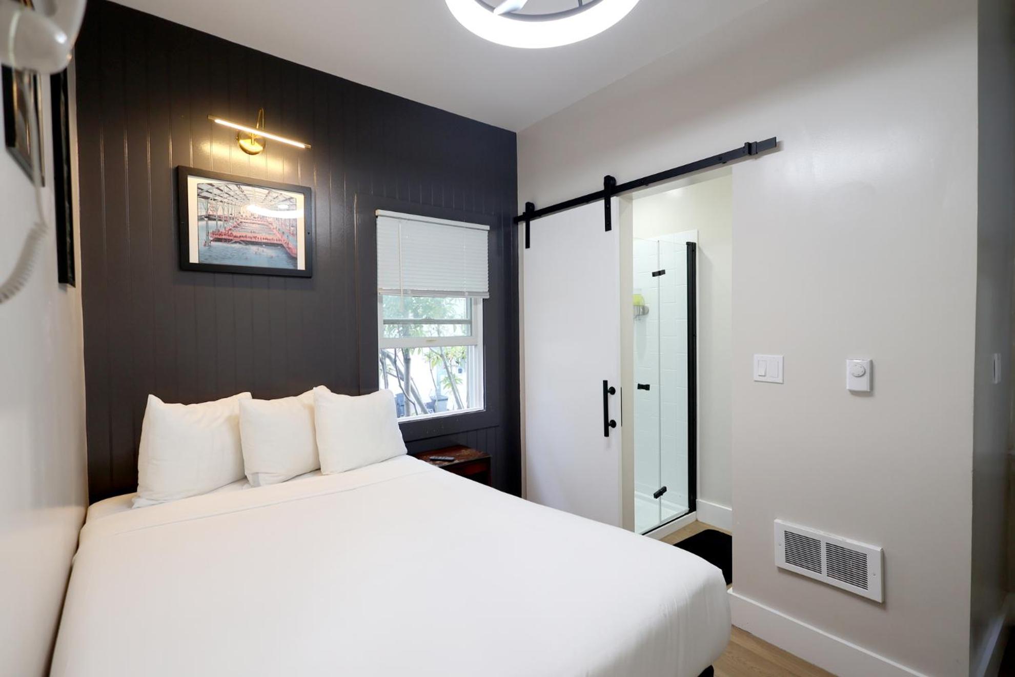 Double Room with Private Bathroom - Photo 22