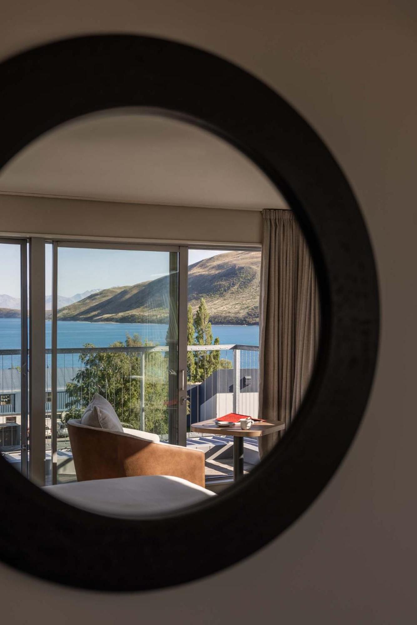 Deluxe lake view hotel room - Photo 3