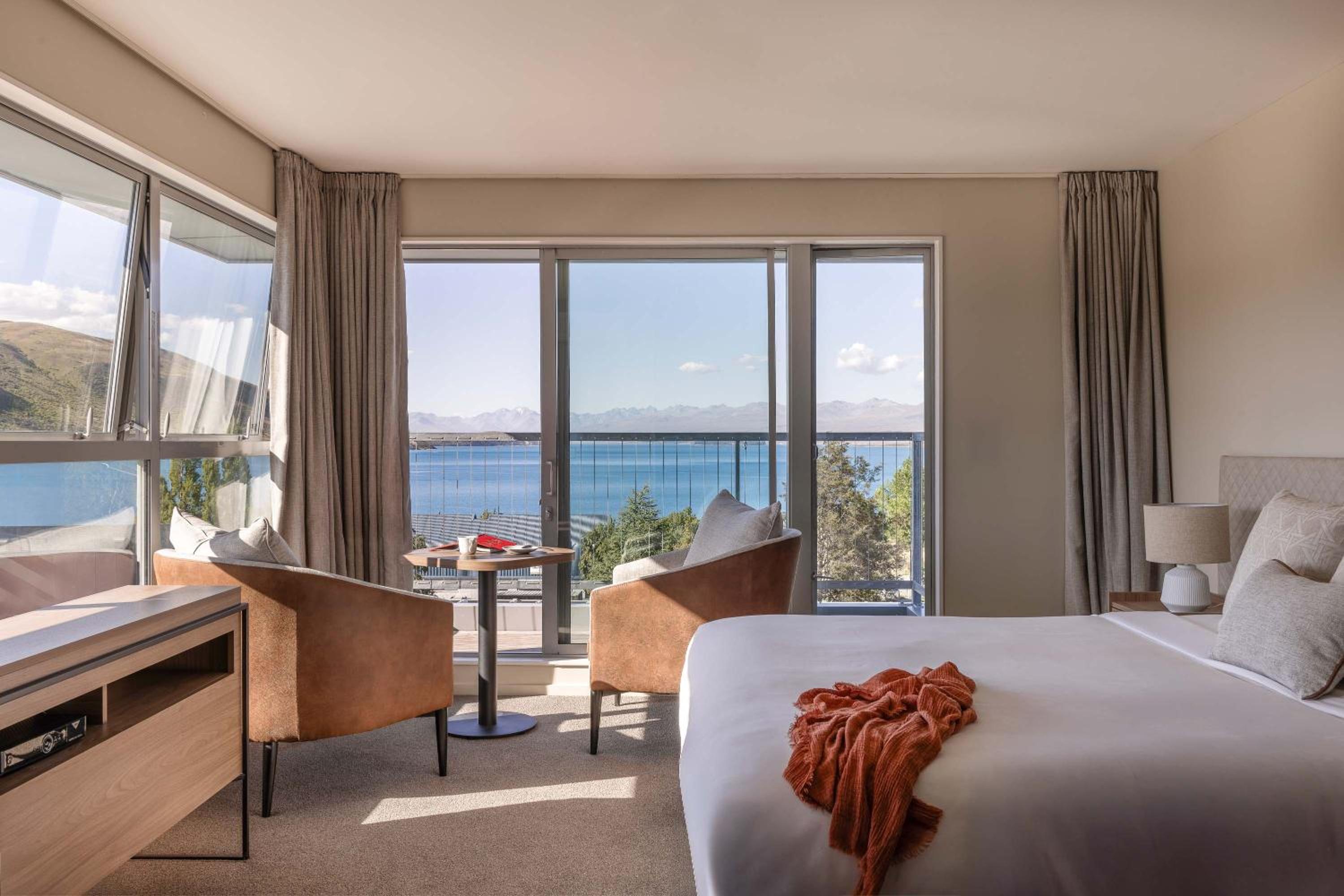 Deluxe lake view hotel room - Photo 4