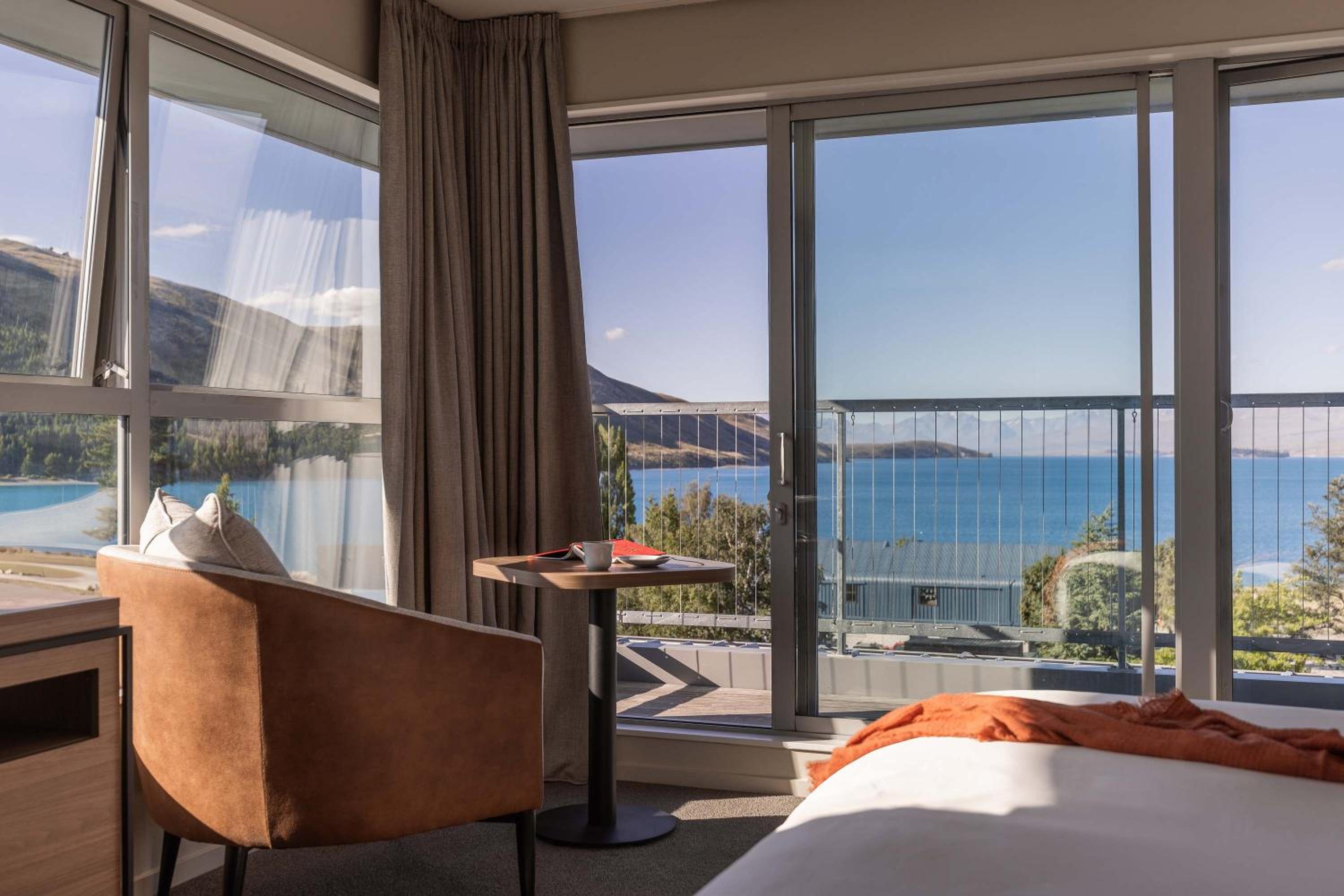 Deluxe lake view hotel room - Photo 1