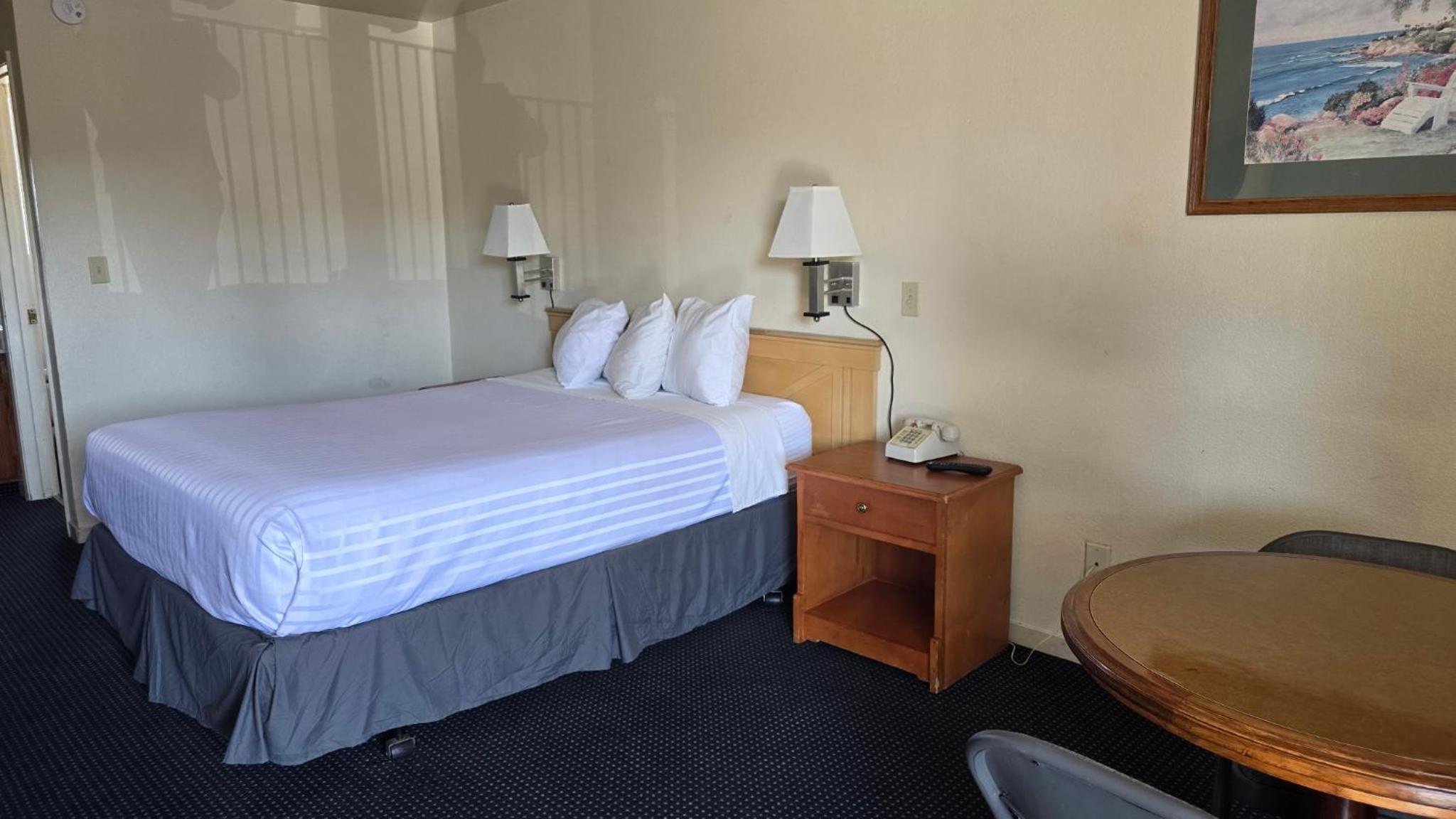Queen Room photo 2