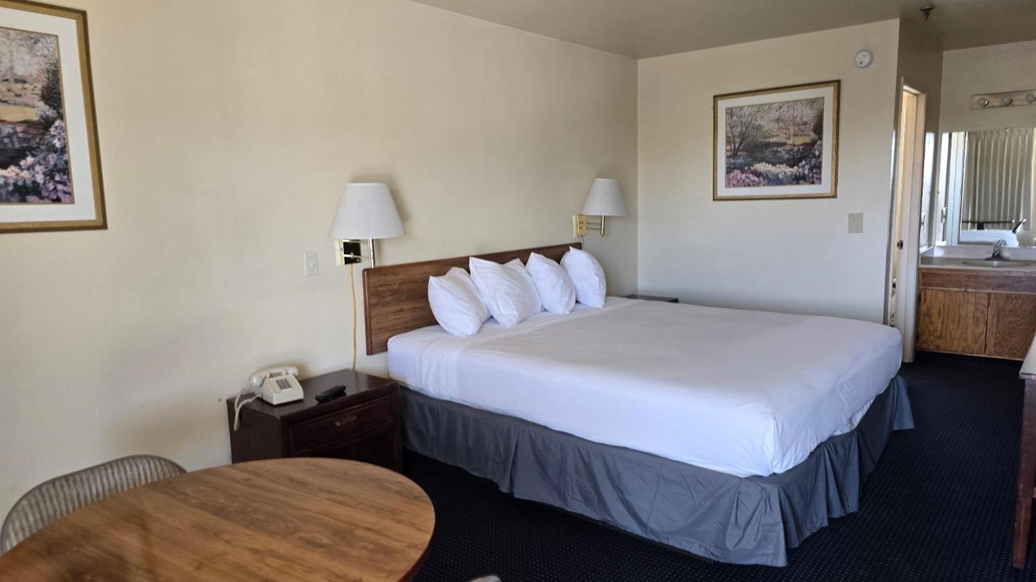 Queen Room - Disability Access photo 3