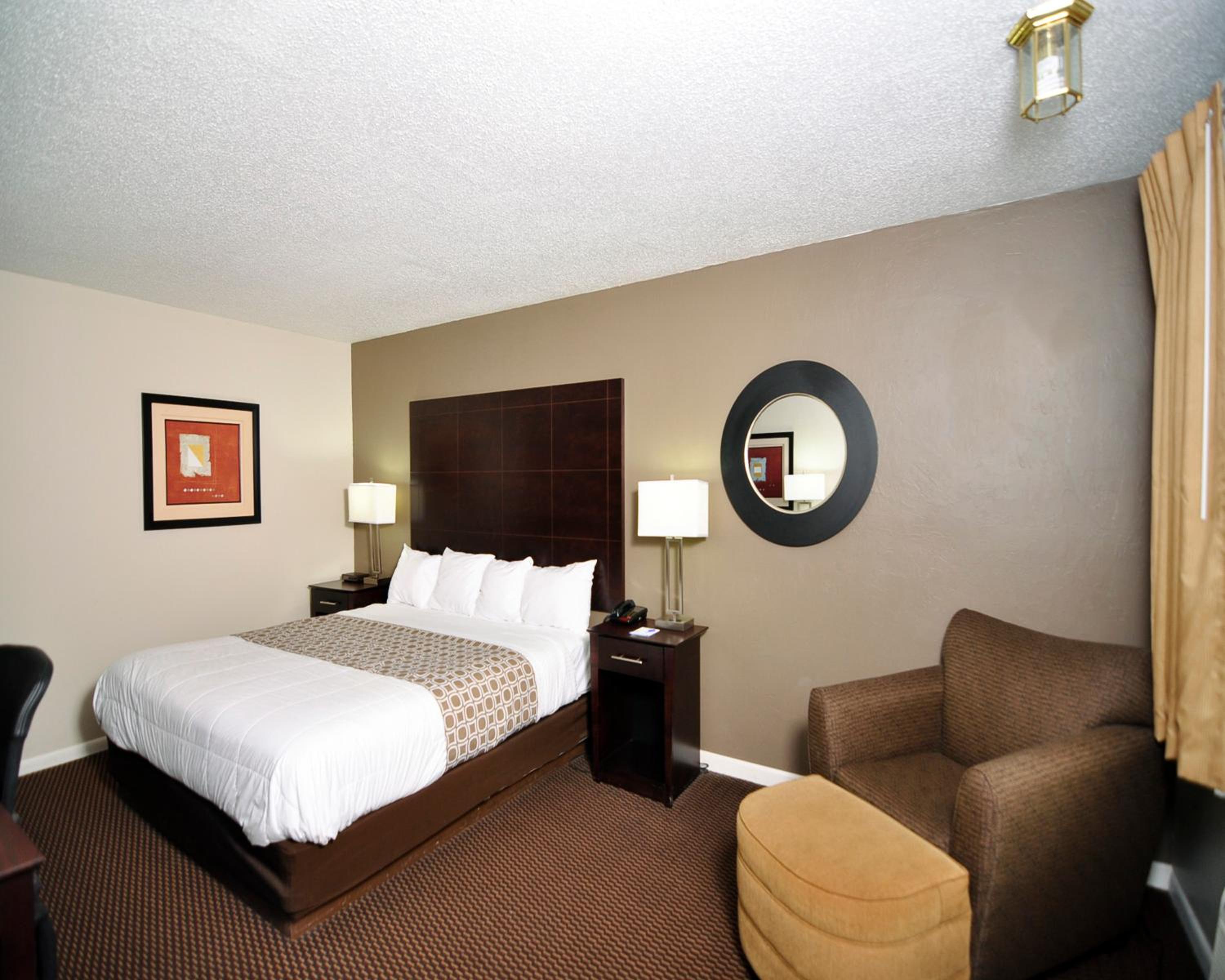 King Room- Non-Smoking - Photo 8