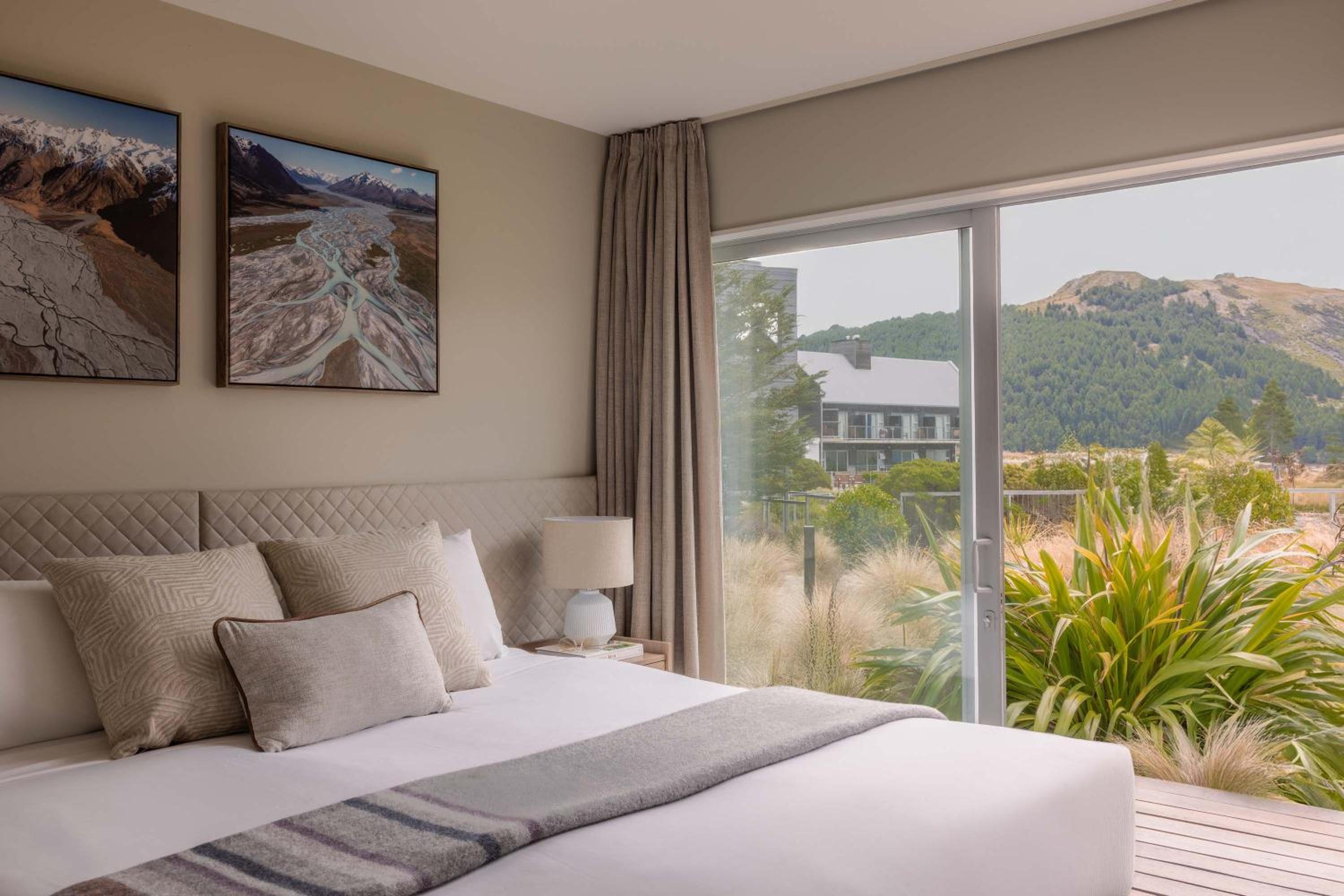 One-Bedroom Mountain View Suite - Photo 4