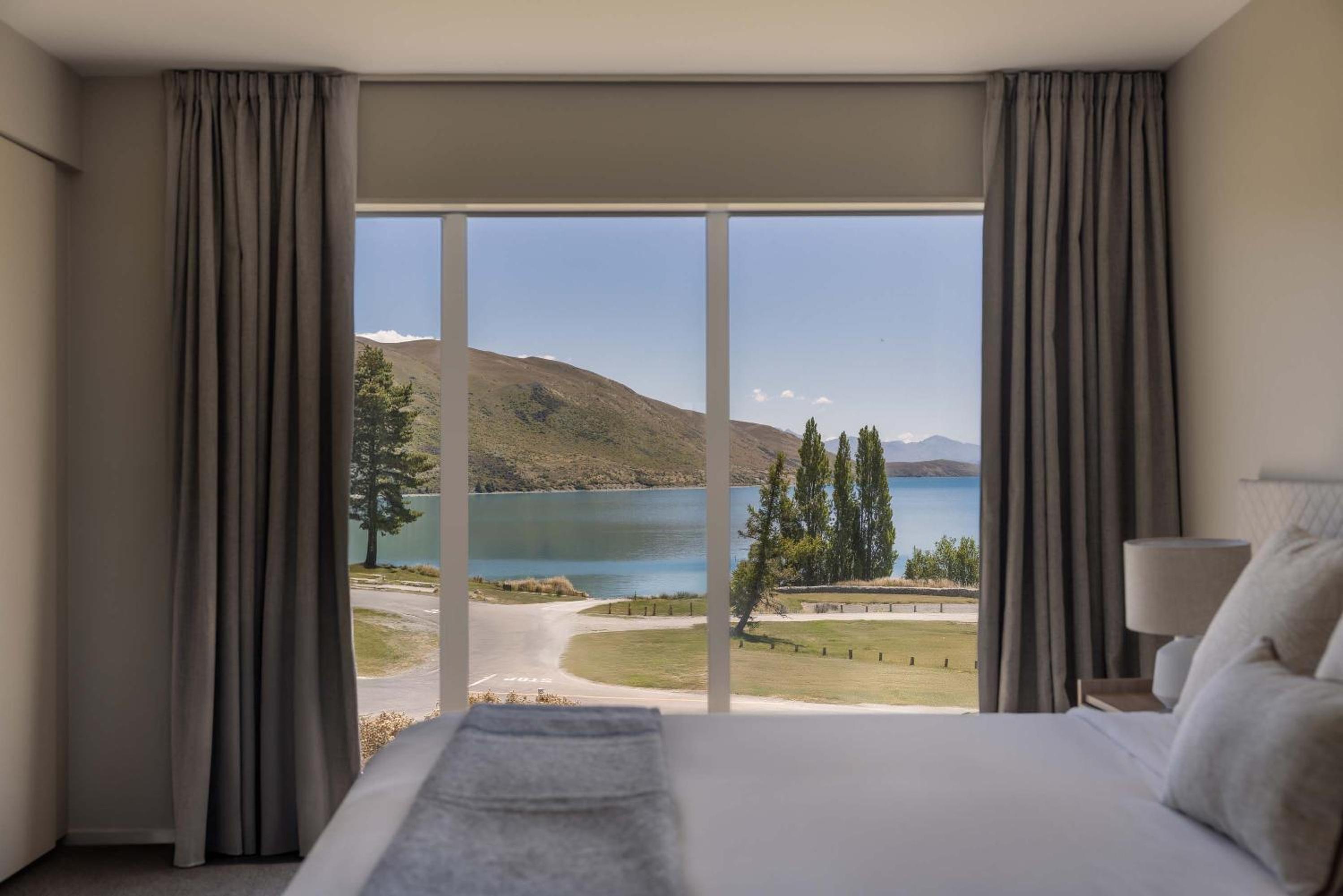 Deluxe lake view hotel room - Photo 6