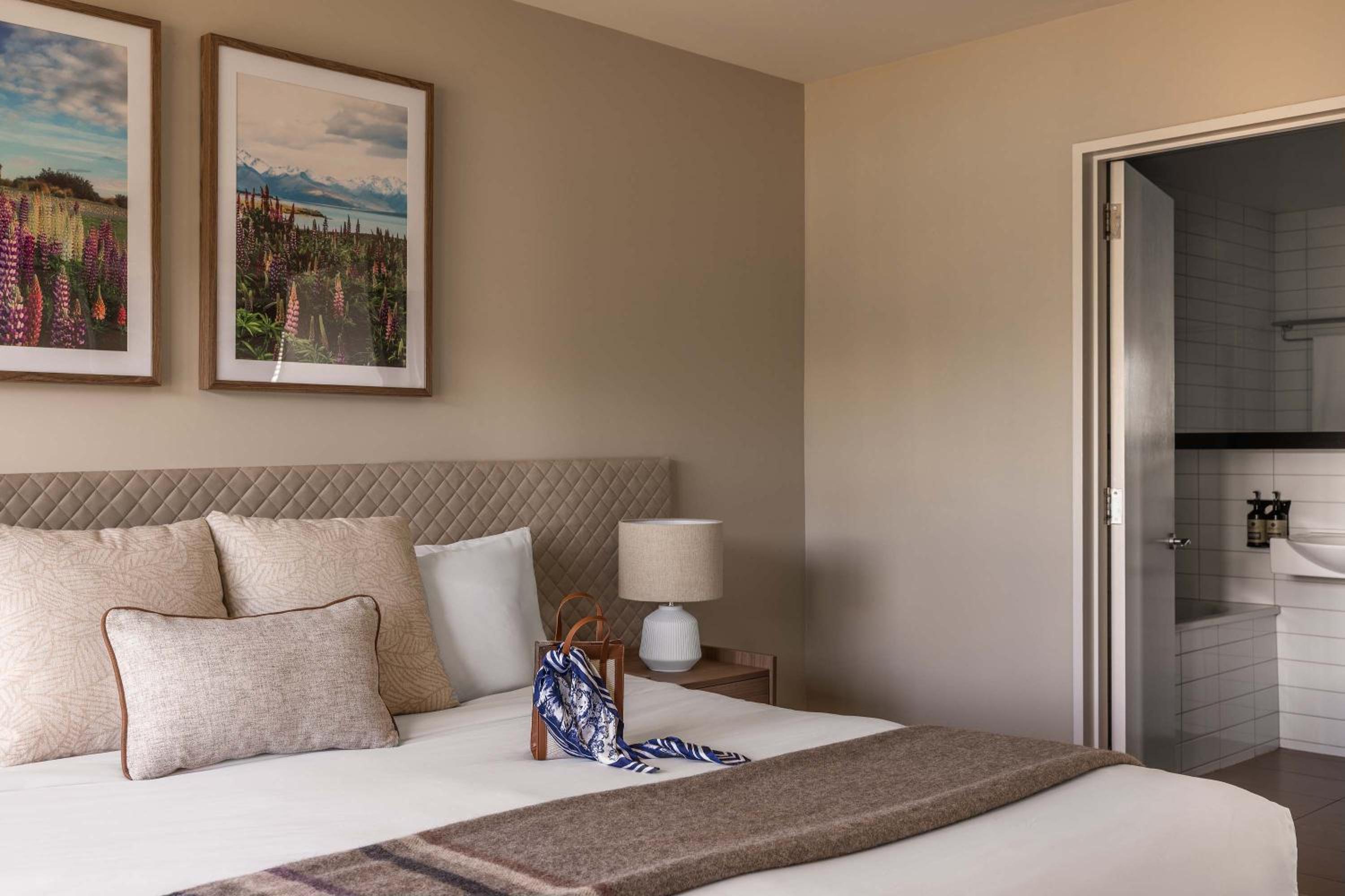 Deluxe lake view hotel room - Photo 7