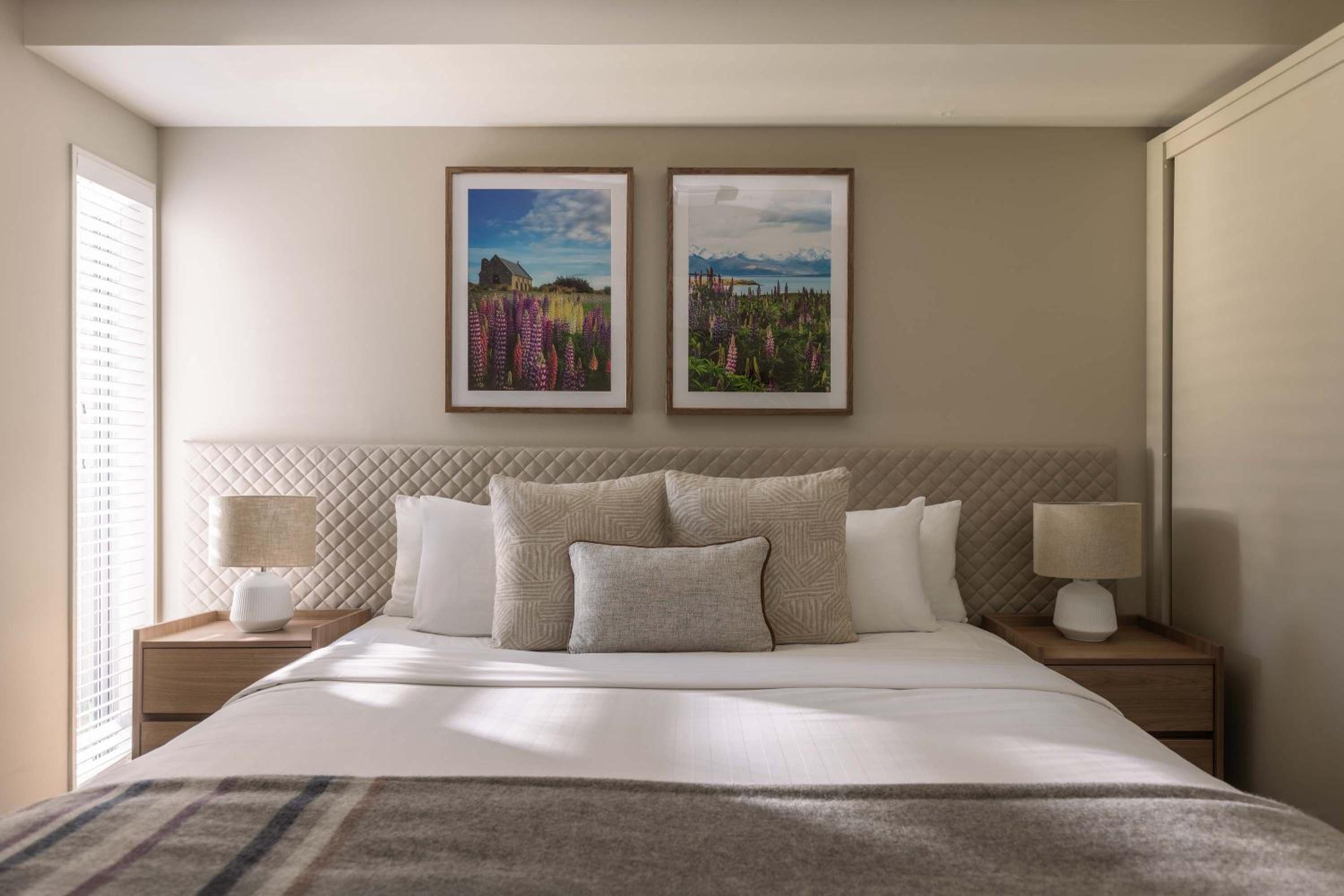 Deluxe lake view hotel room - Photo 8