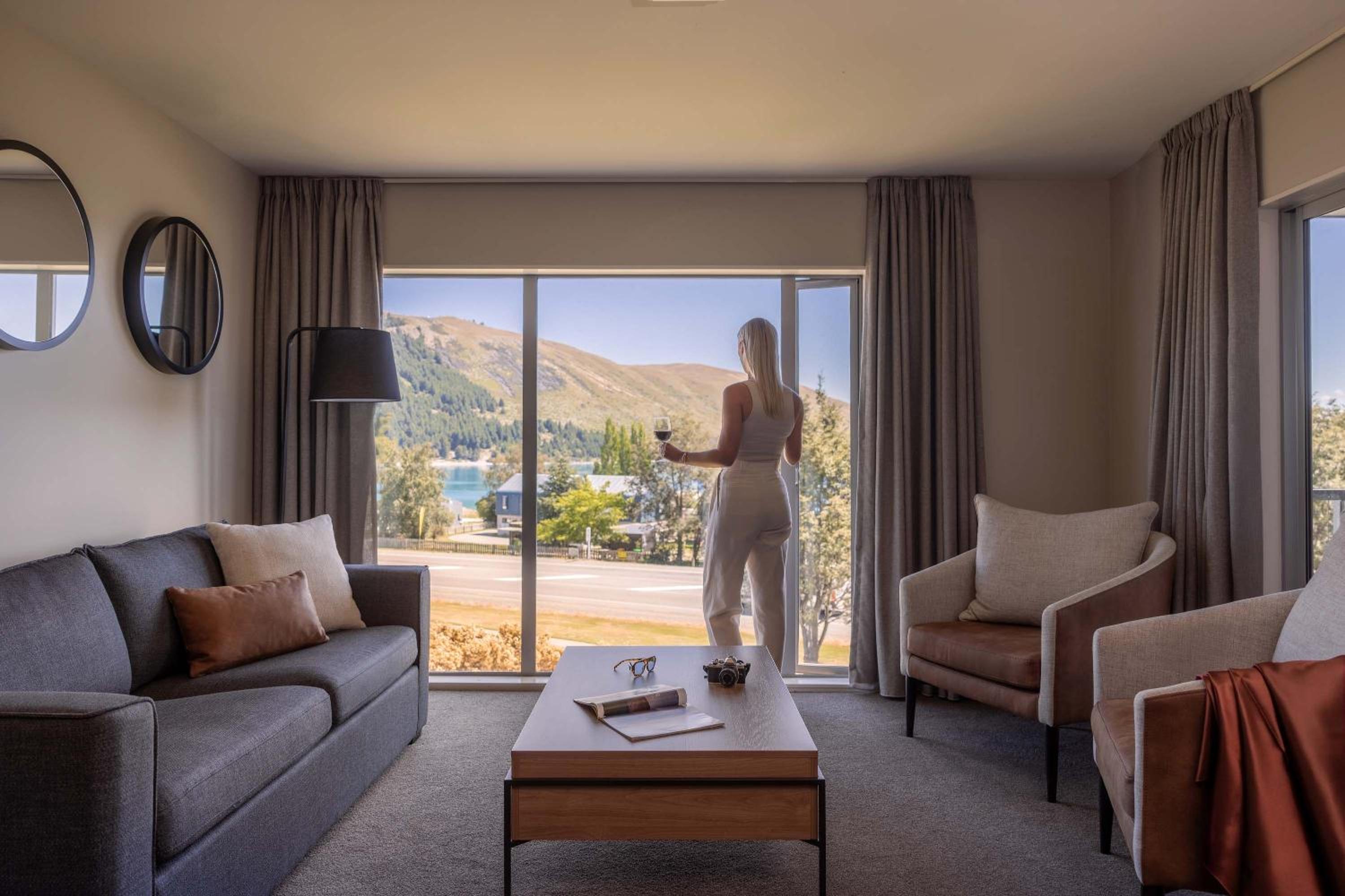 Two-Bedroom Lake View Suite thumbnail 6