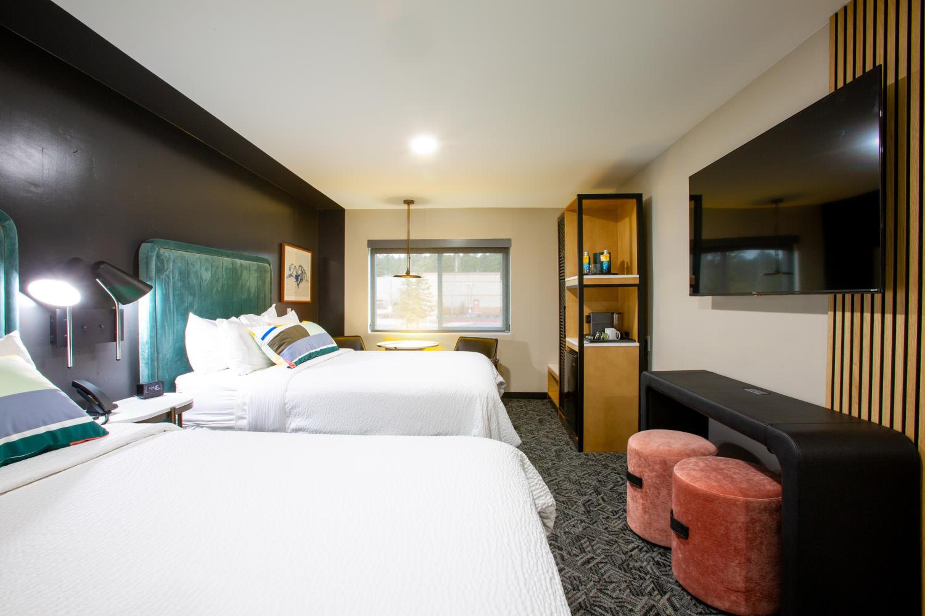 Standard Queen Room with Two Queen Beds and Walk-In Shower - Photo 6