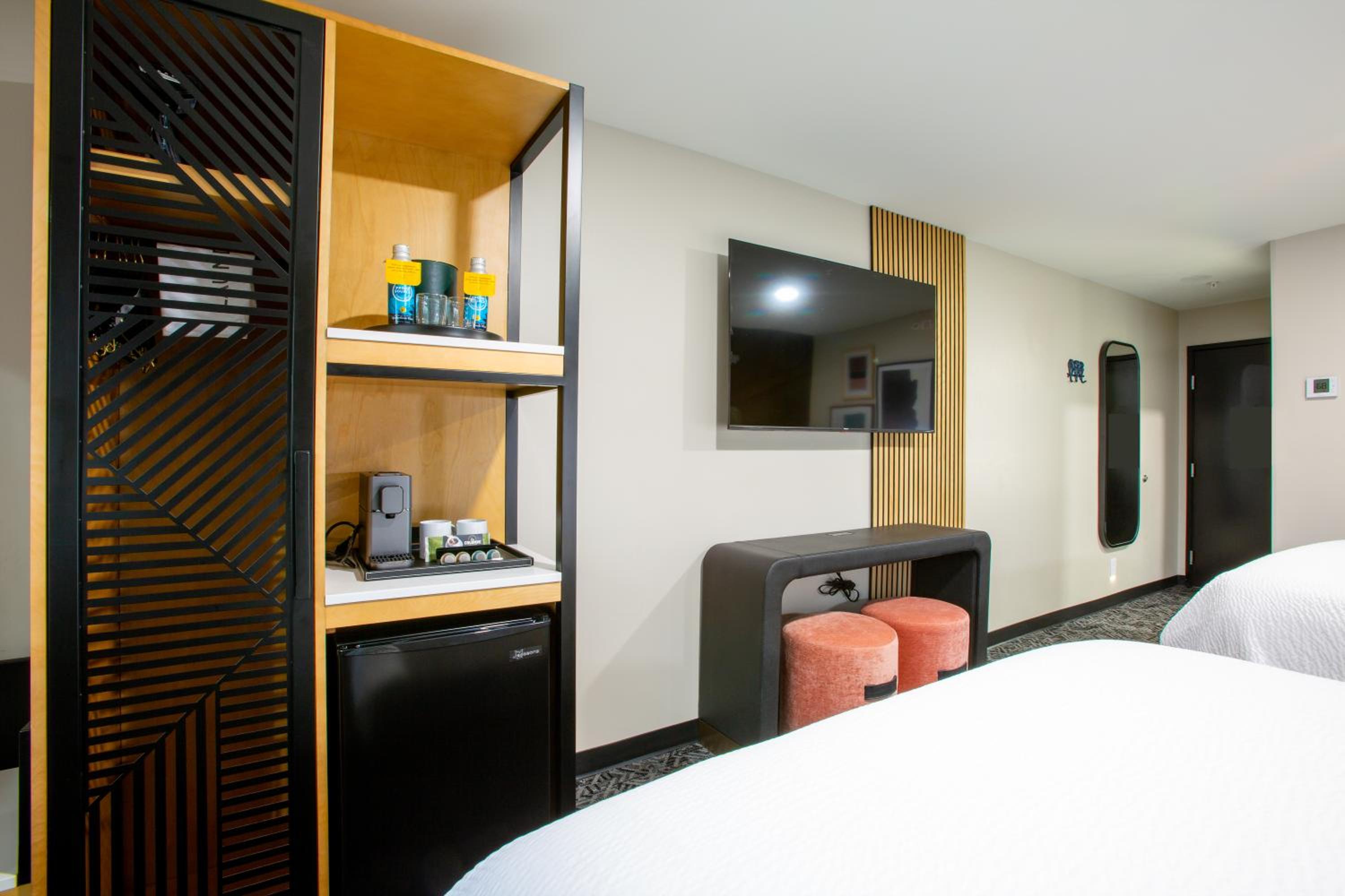 Standard Queen Room with Two Queen Beds and Walk-In Shower - Photo 5