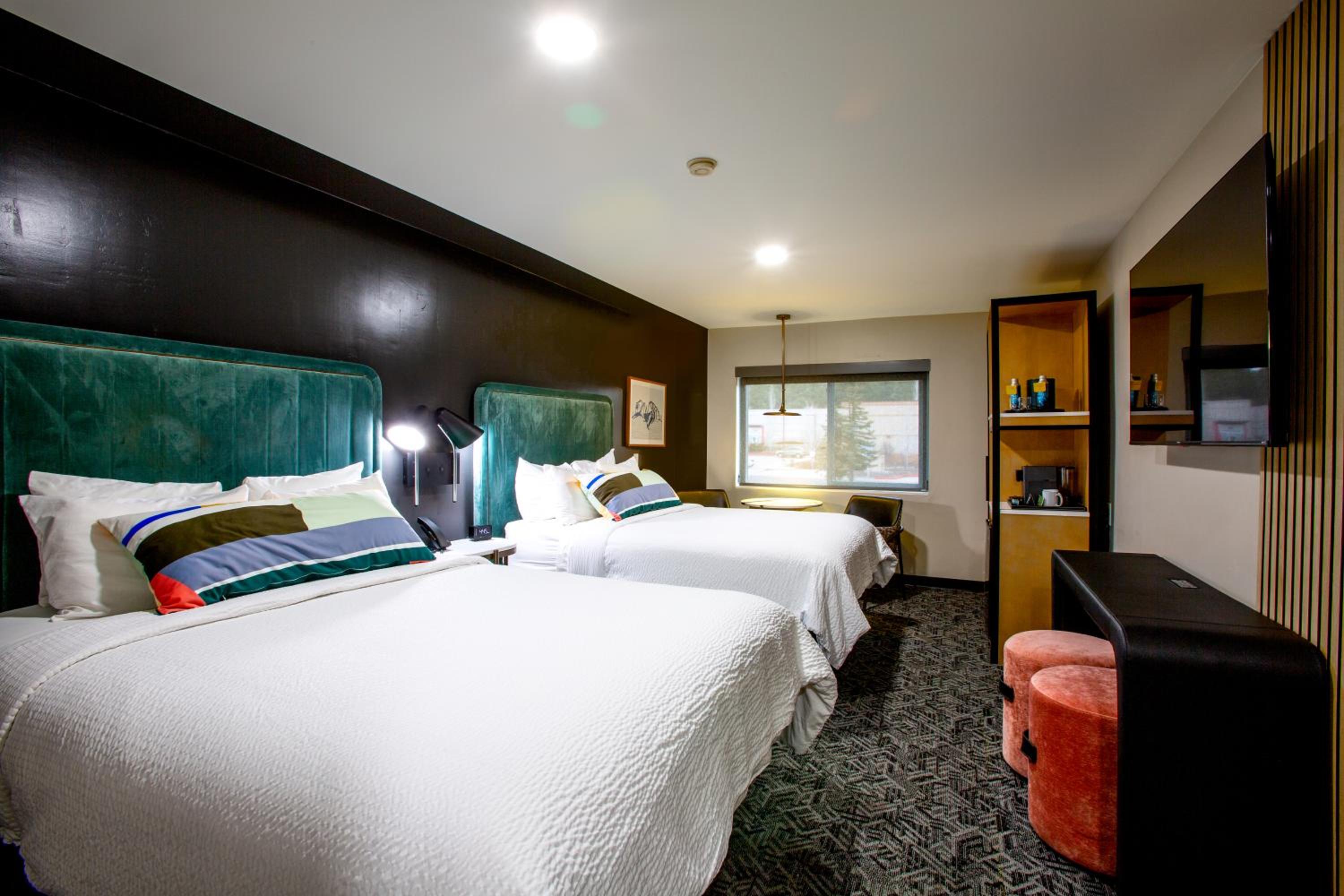 Standard Queen Room with Two Queen Beds and Walk-In Shower - Photo 4