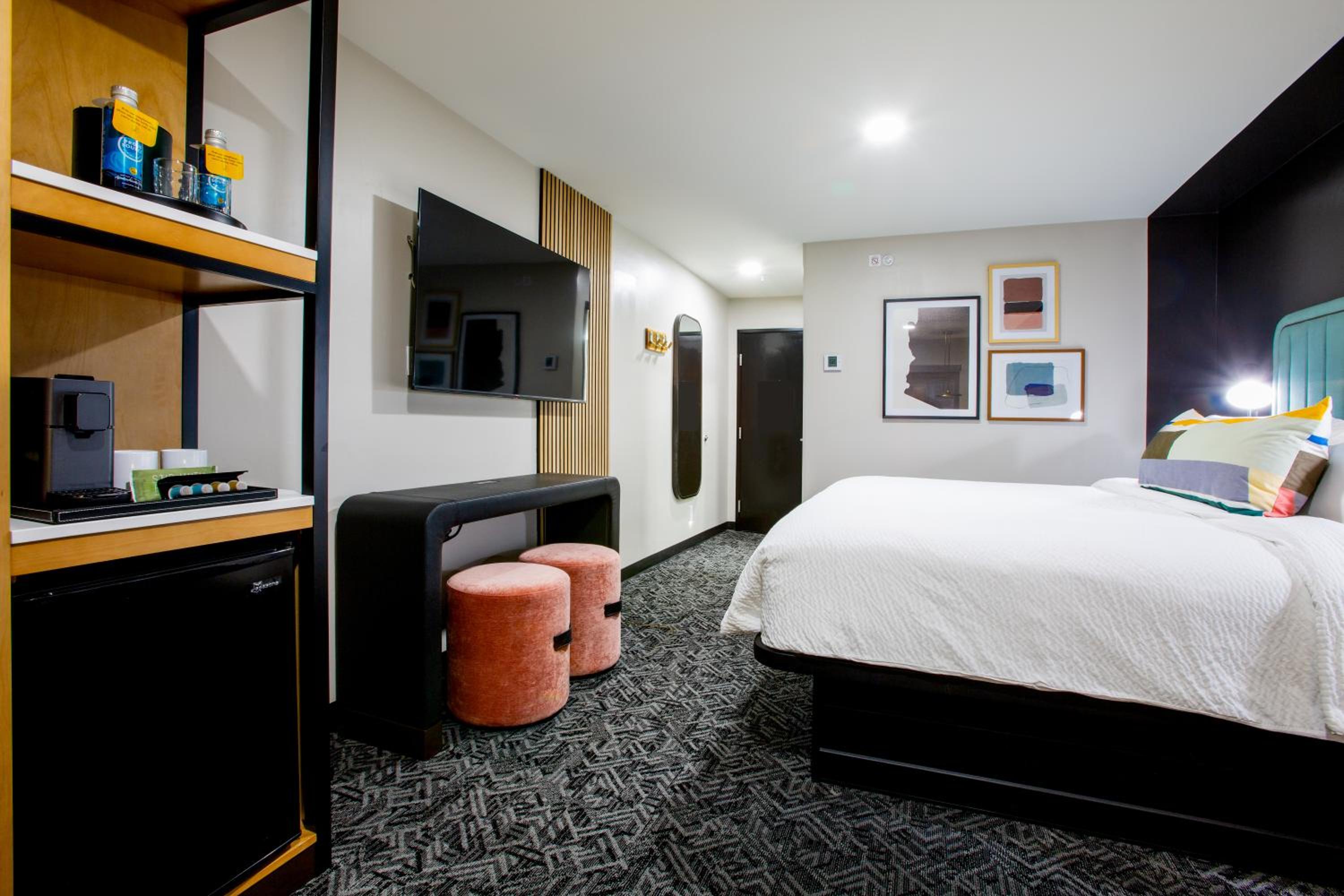 Queen Room - Communication/Mobility Accessible with Roll-In Shower photo 3