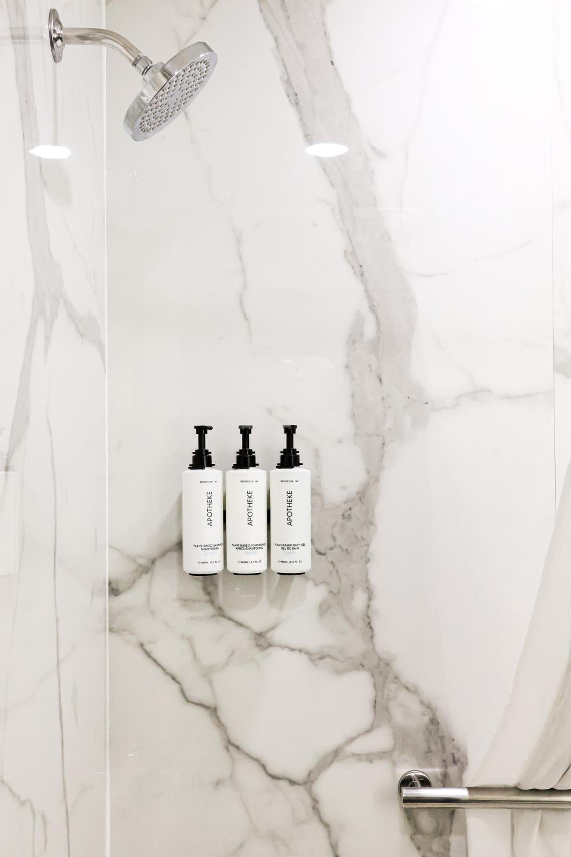 Queen Room - Communication/Accessible with Bath/Shower Combination - Photo 7