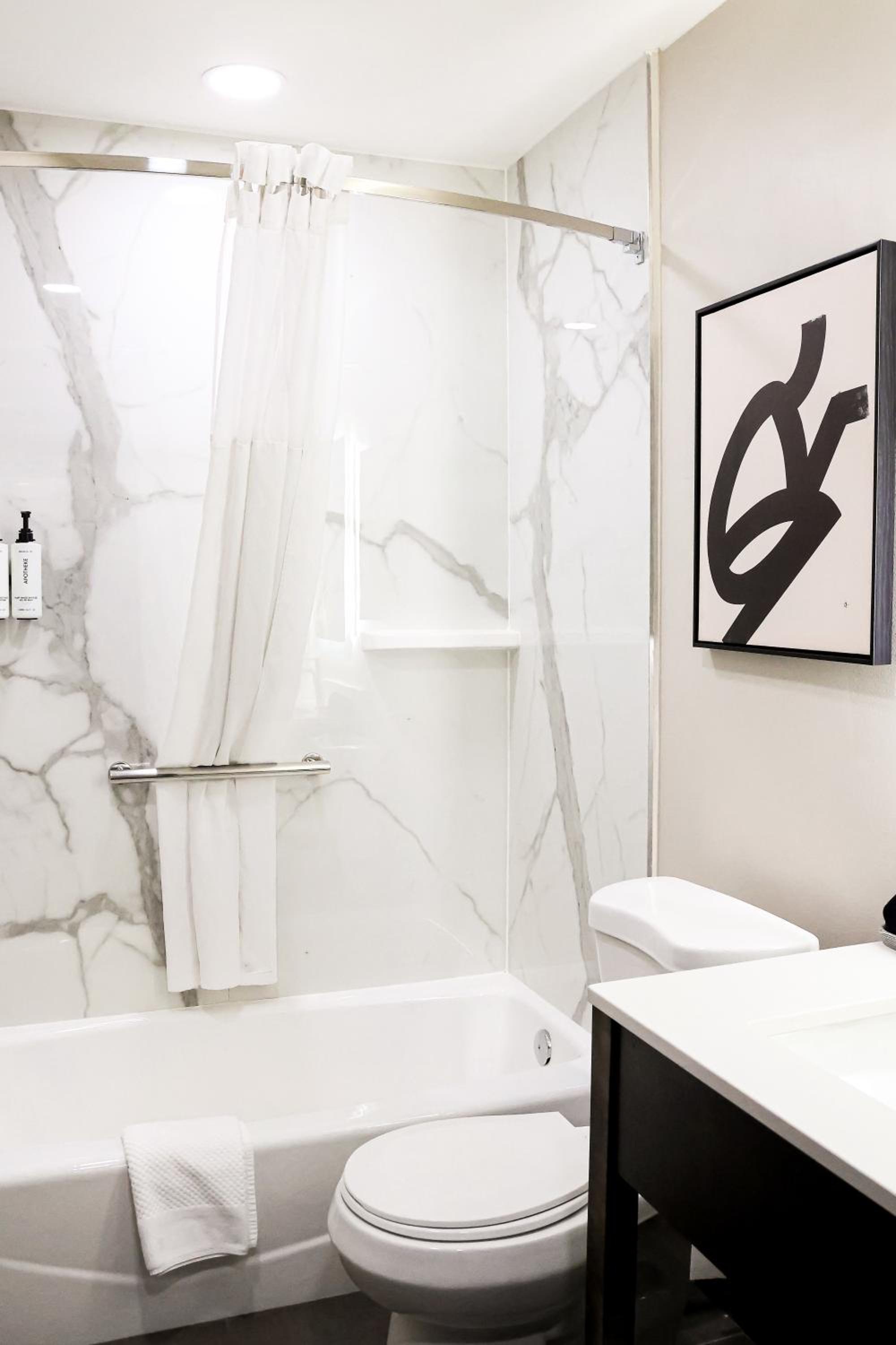 Queen Room - Communication/Accessible with Bath/Shower Combination - Photo 6