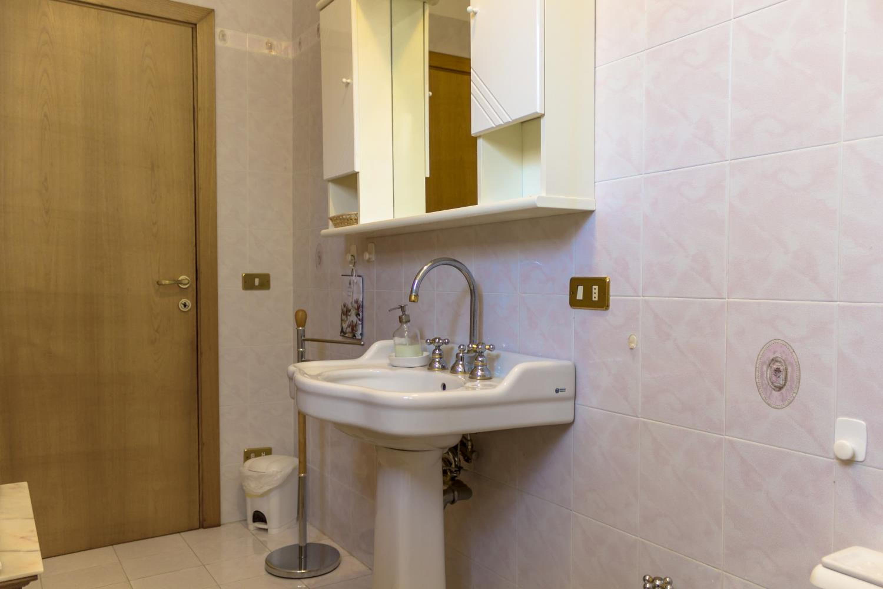 Twin Room with External Private Bathroom photo 3
