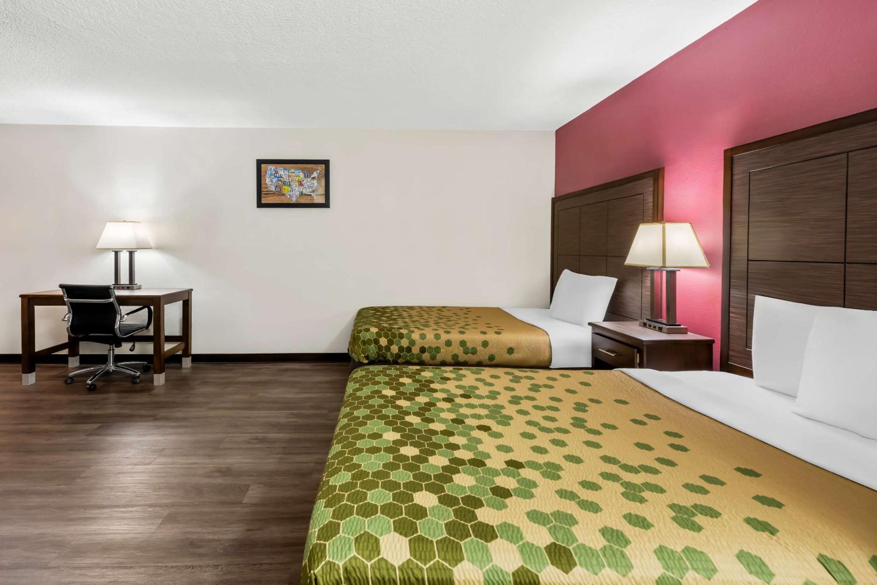 Double Room with Three Double Beds - Non-Smoking - Photo 2