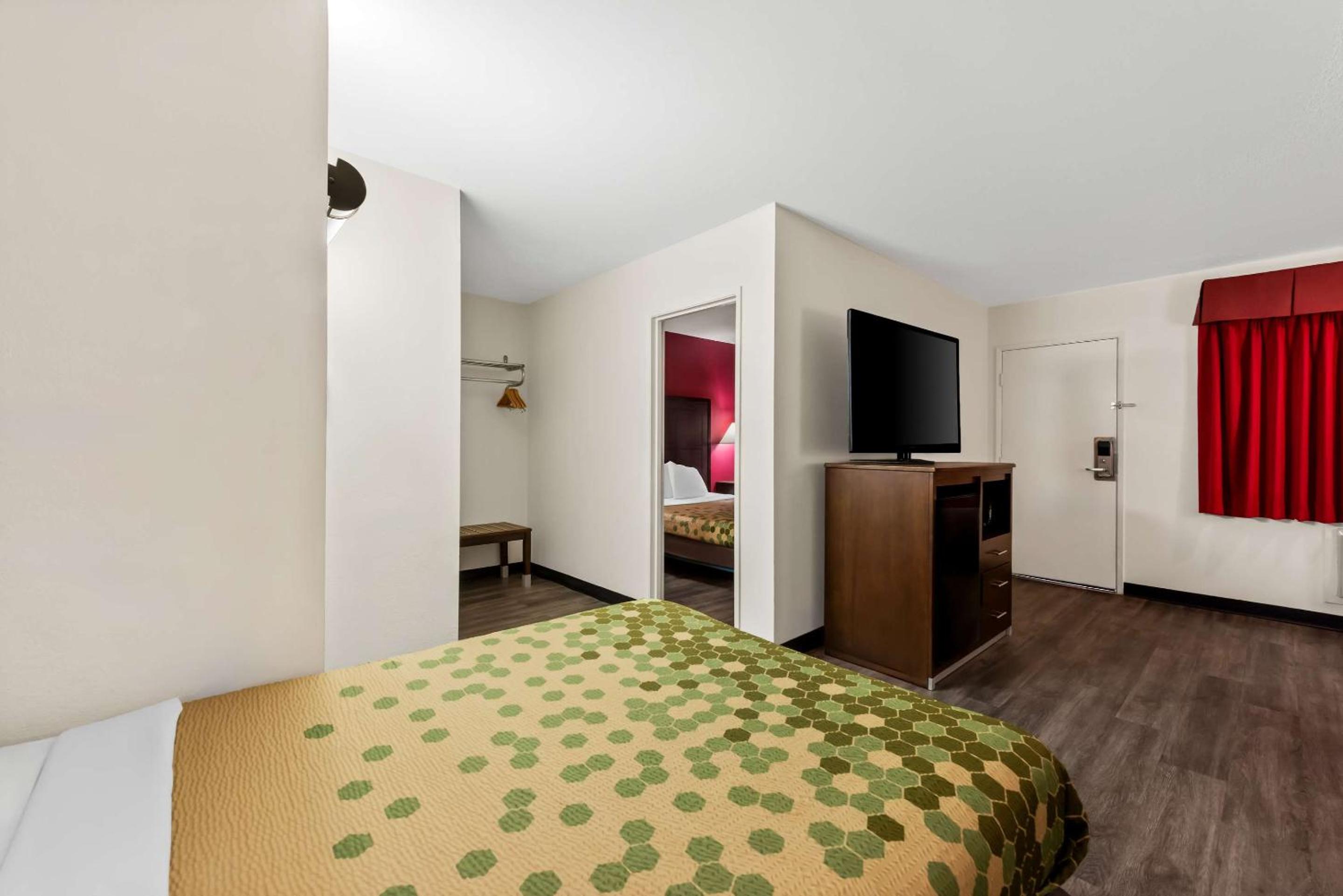 Double Room with Three Double Beds - Non-Smoking - Photo 3