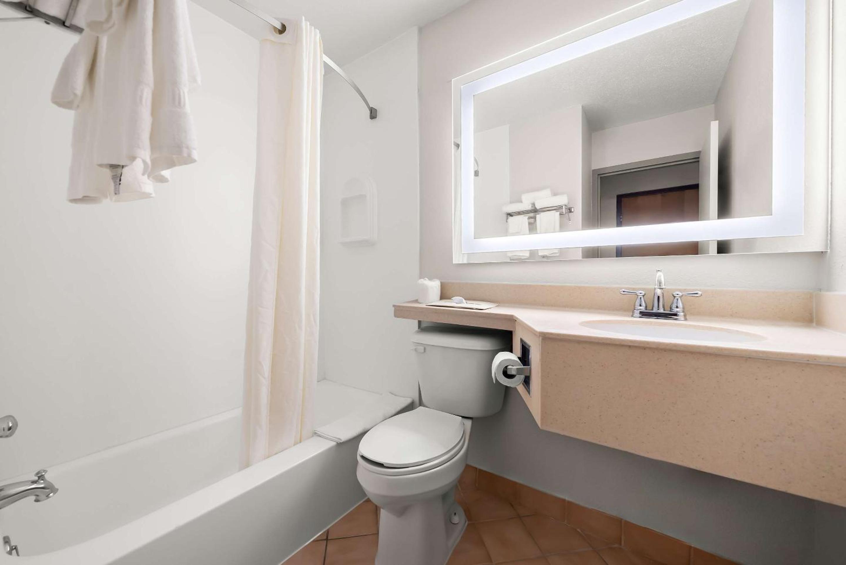 One Room Efficiency Suite with 2 Double Beds - Non Smoking photo 2