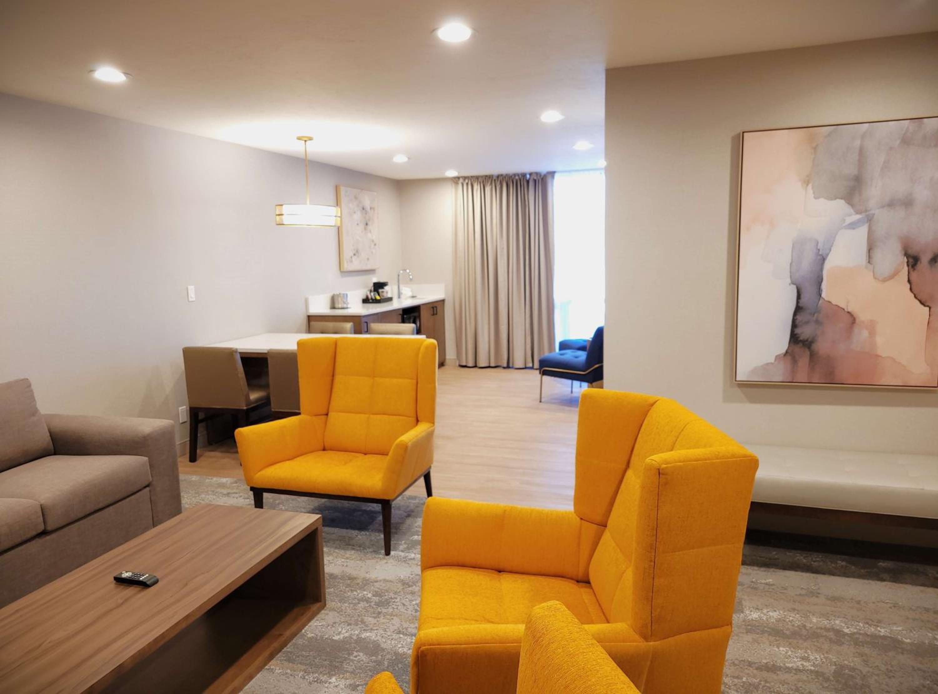 One-Bedroom Queen Suite with Two Queen Beds, Sofa Bed, Spa Bath and Living Room - Non-Smoking - Photo 1