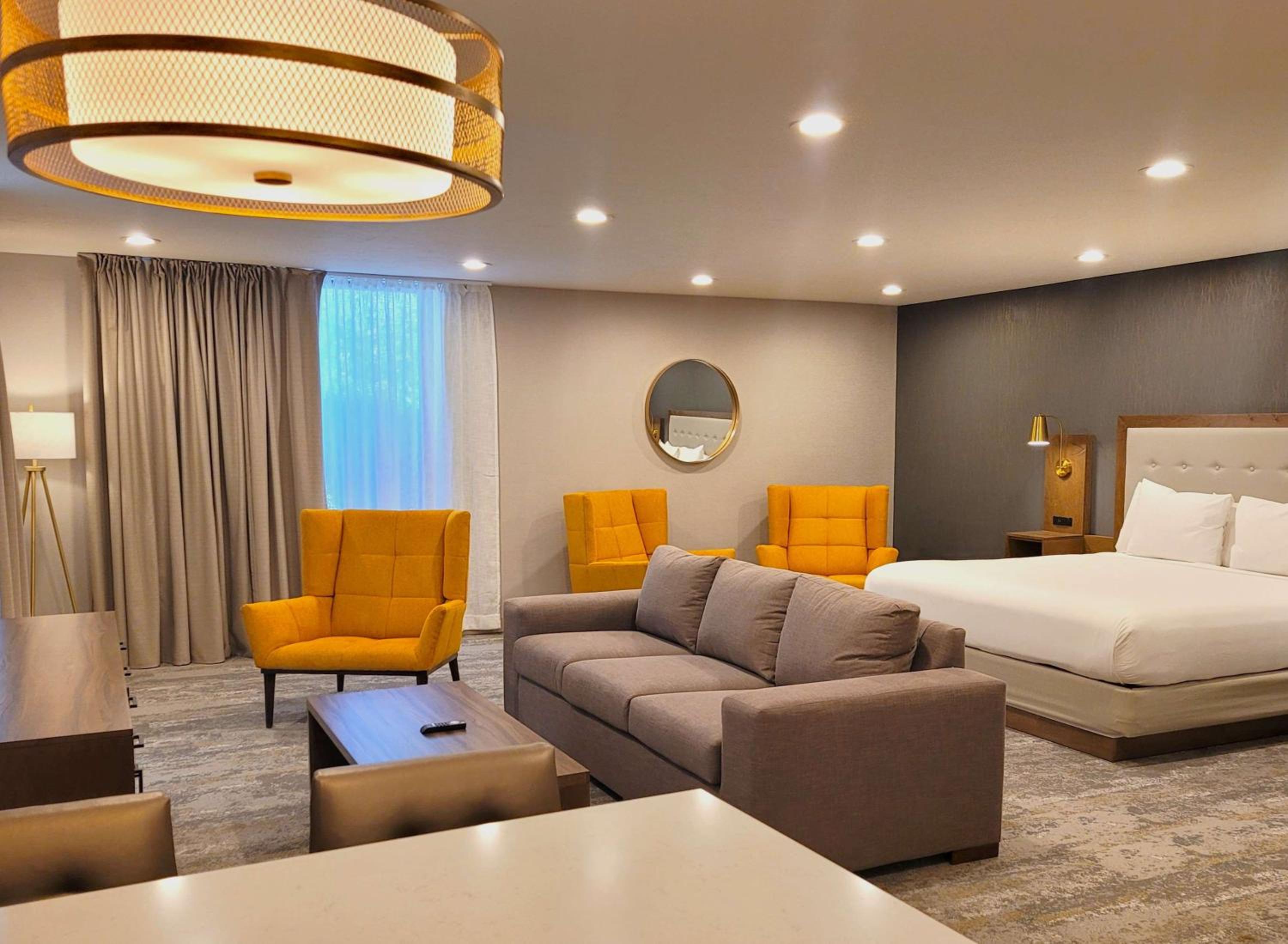 King Suite with Sofa Bed, Spa Bath, View and Living Room - Non-Smoking - Photo 2