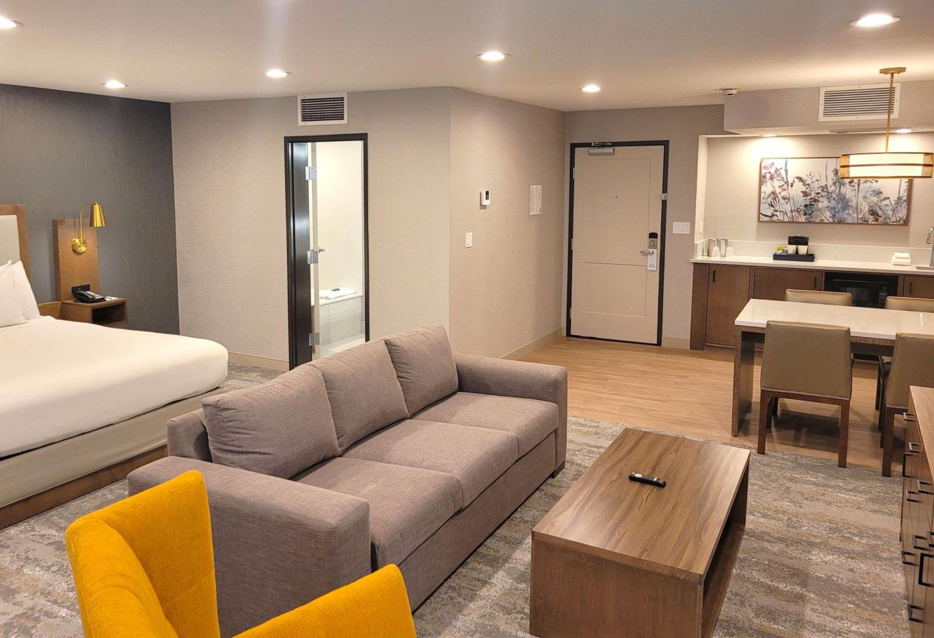 King Suite with Sofa Bed, Spa Bath, View and Living Room - Non-Smoking - Photo 3