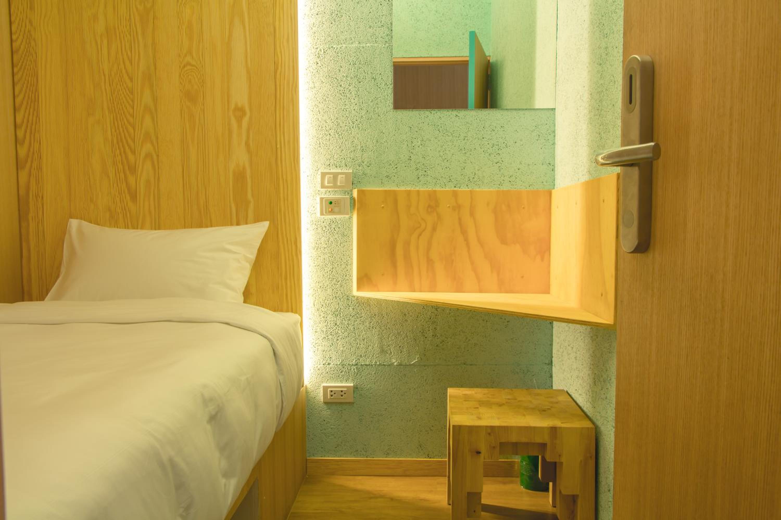 Single Room only for 4 hrs (Time of Stay 04:00 pm - 08:00 pm) photo 3