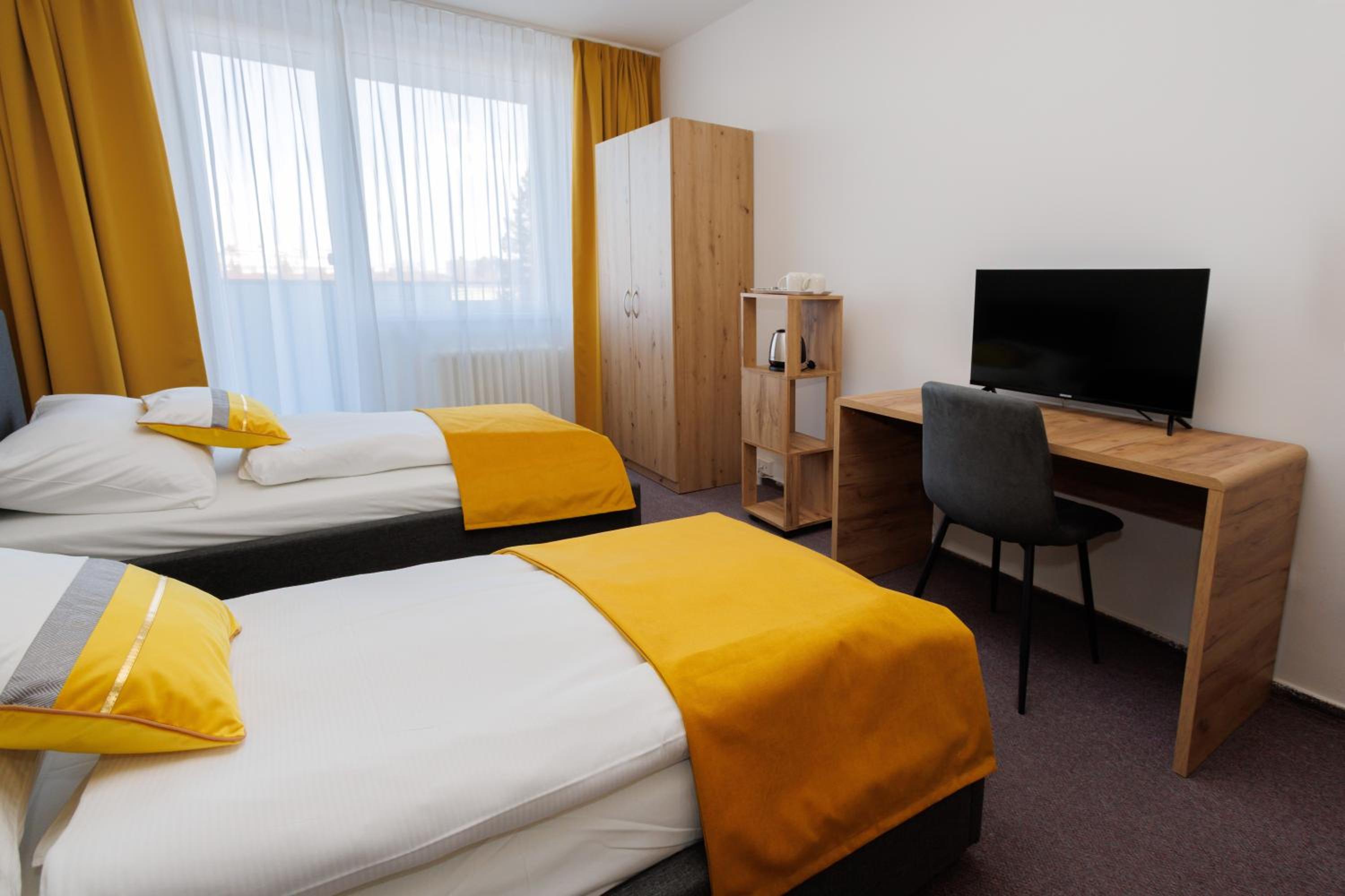 Triple Room with Balcony - Photo 3