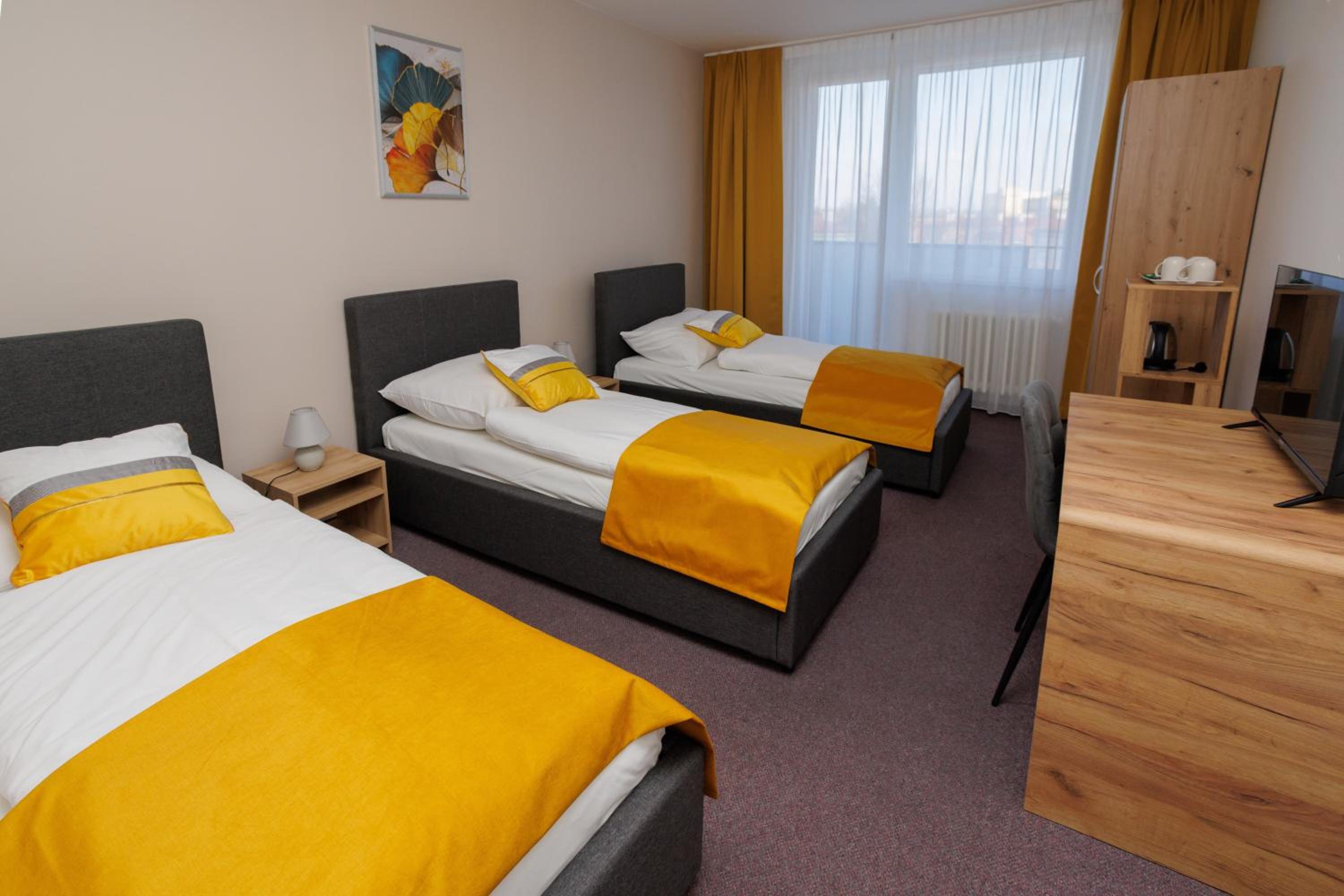 Triple Room with Balcony - Photo 2