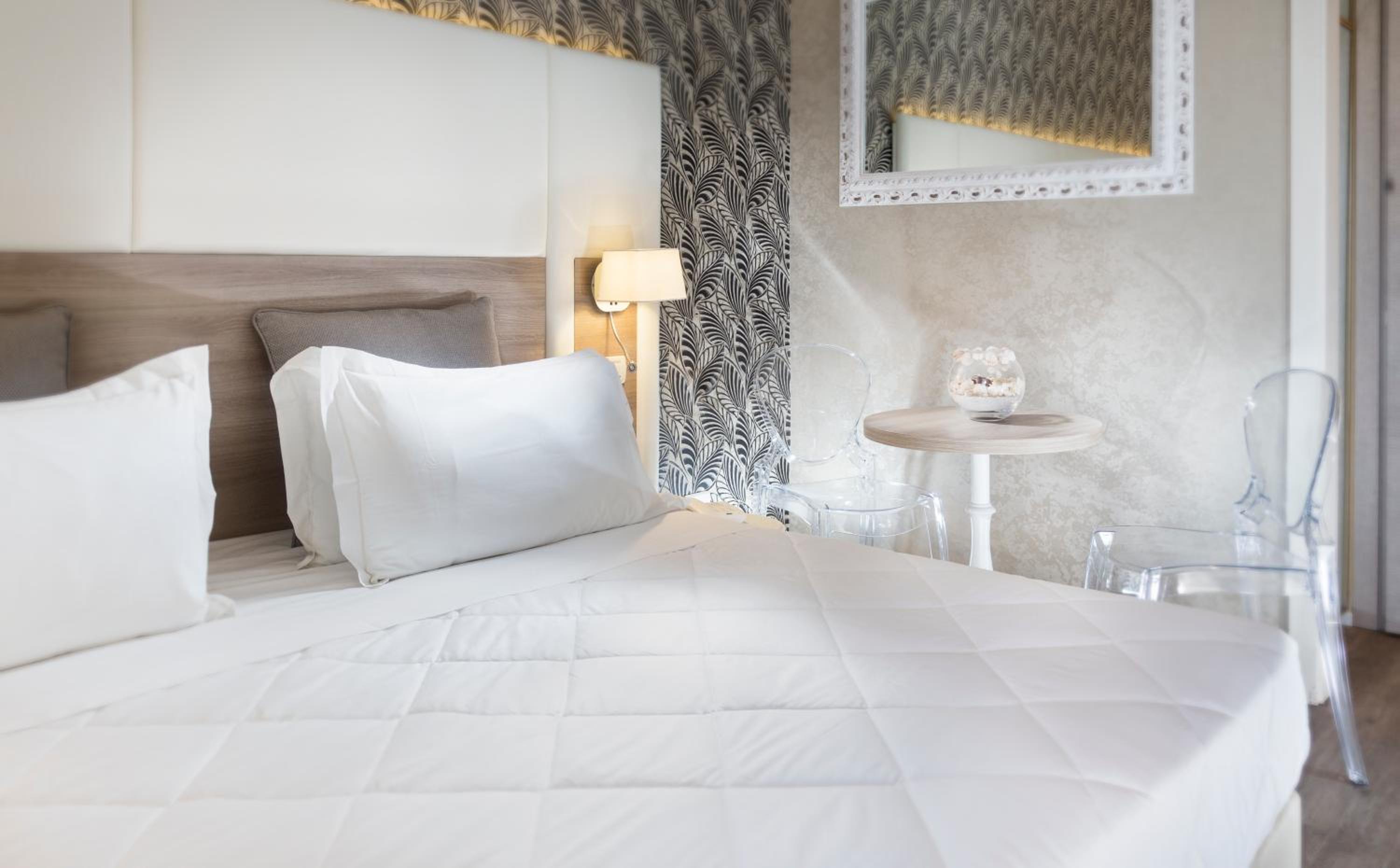 Double or Twin Room - Photo 8