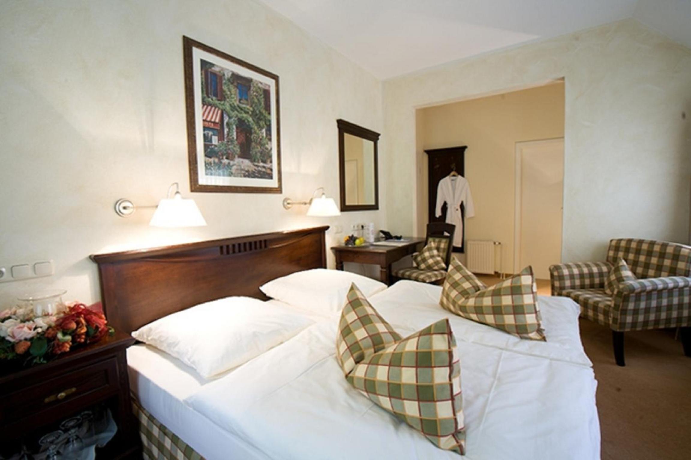 Deluxe Double Room with Shower - Photo 6