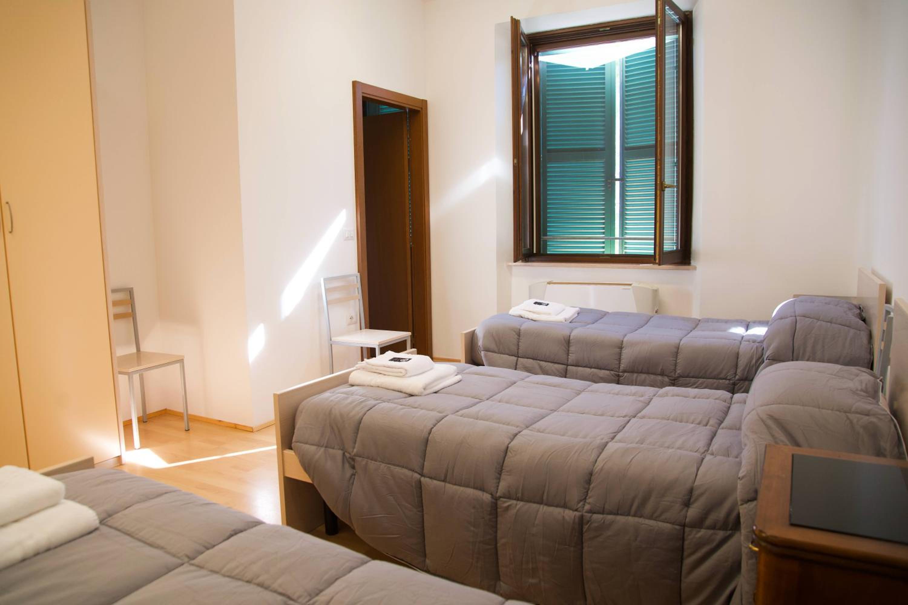 Single Bed in Mixed Dormitory Room