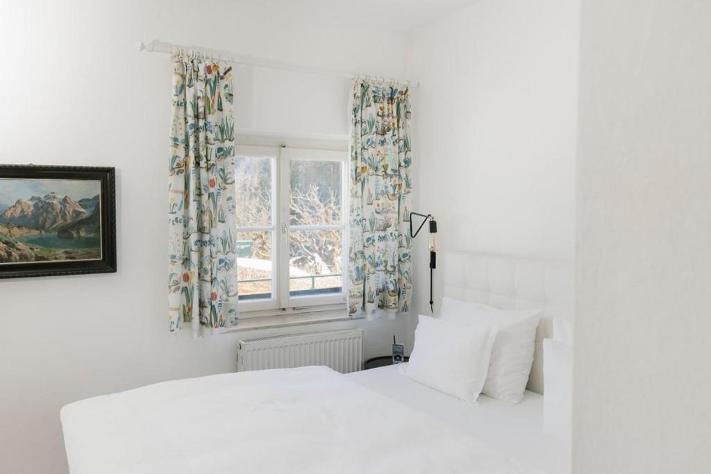 Deluxe Double or Twin Room with Lake View - Photo 1