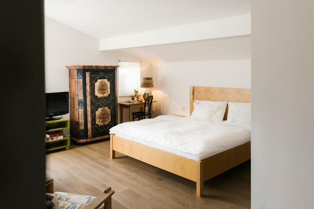 Deluxe Double or Twin Room with Lake View - Photo 2