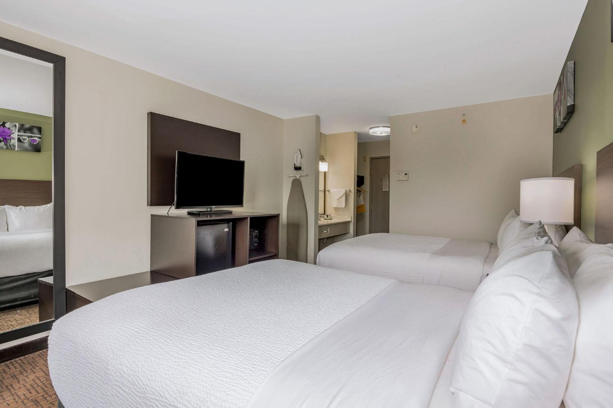 Superior Queen Room with Two Queen Beds - Non-Smoking - Photo 6