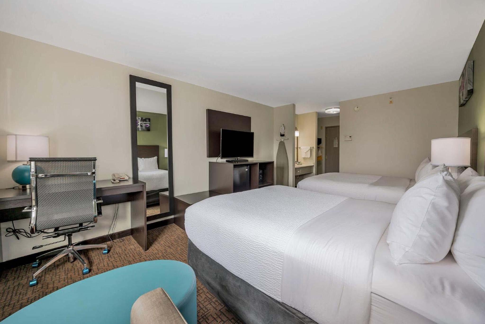 Superior Queen Room with Two Queen Beds - Non-Smoking - Photo 7