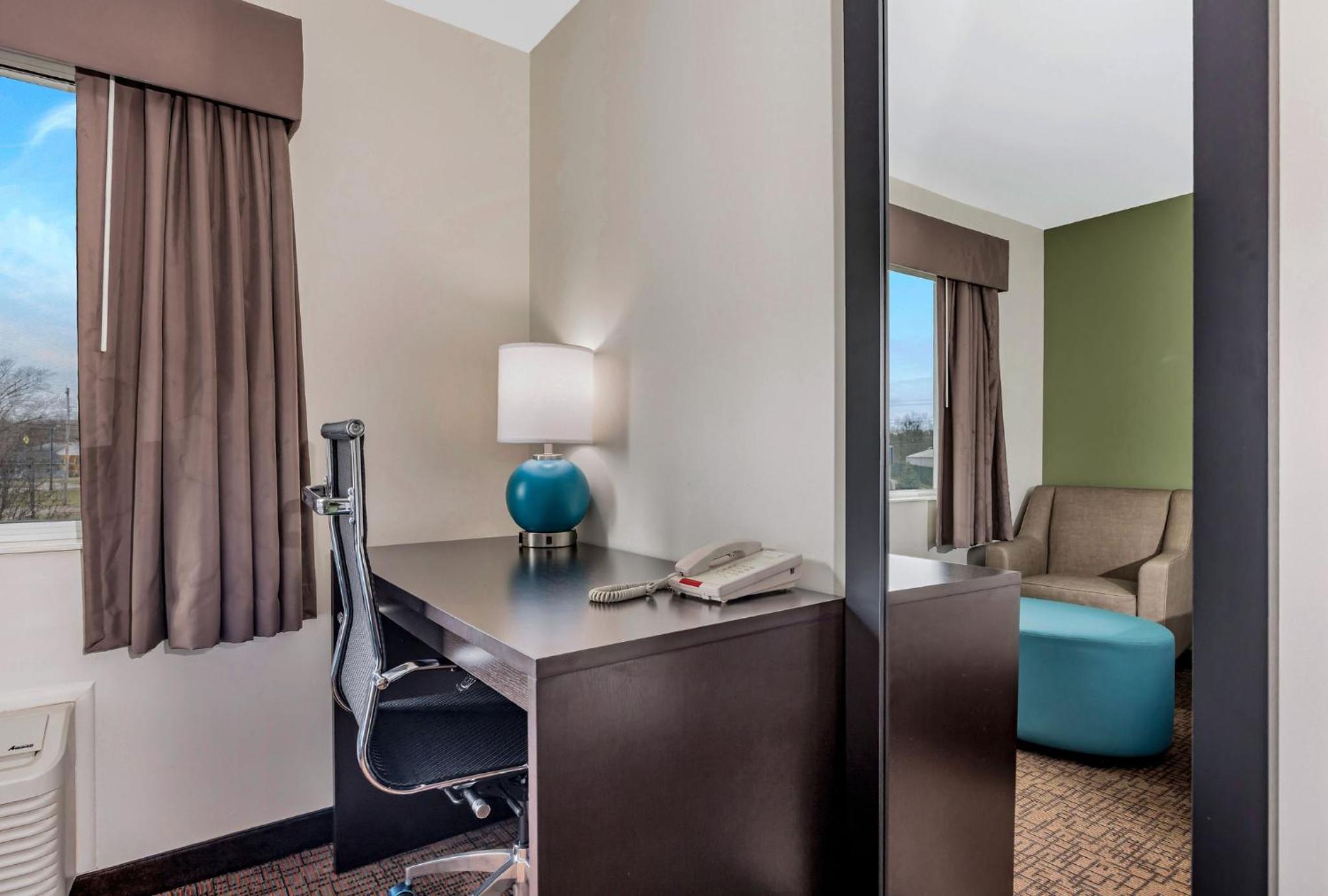 Superior Queen Room with Two Queen Beds - Non-Smoking - Photo 3