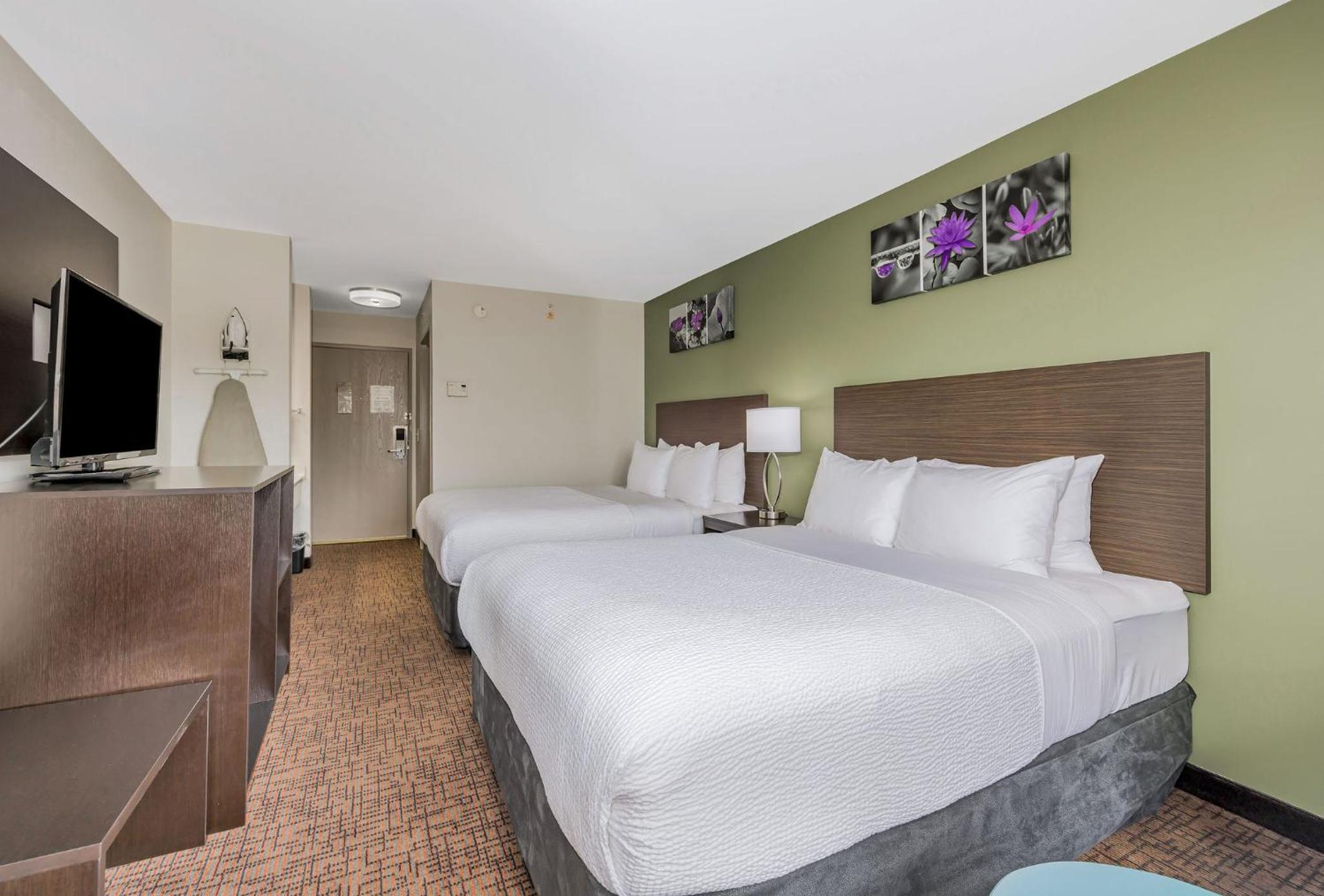 Superior Queen Room with Two Queen Beds - Non-Smoking - Photo 5