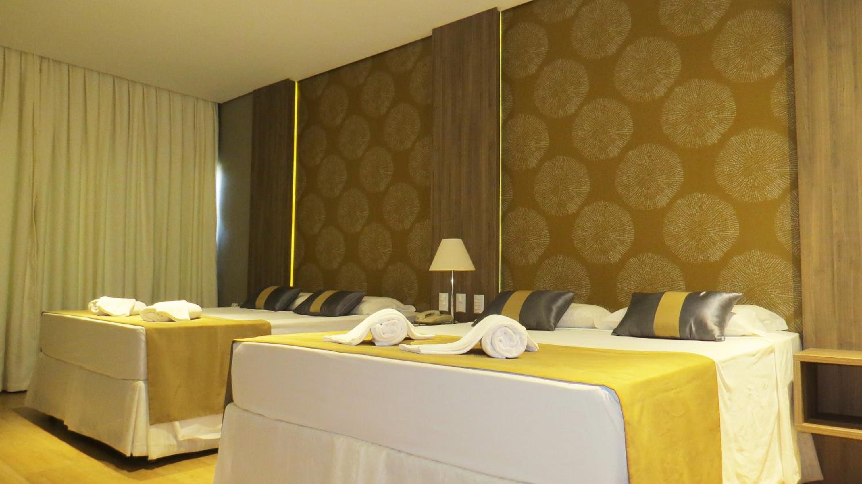 Quadruple Room with 2 Double Beds - Photo 6