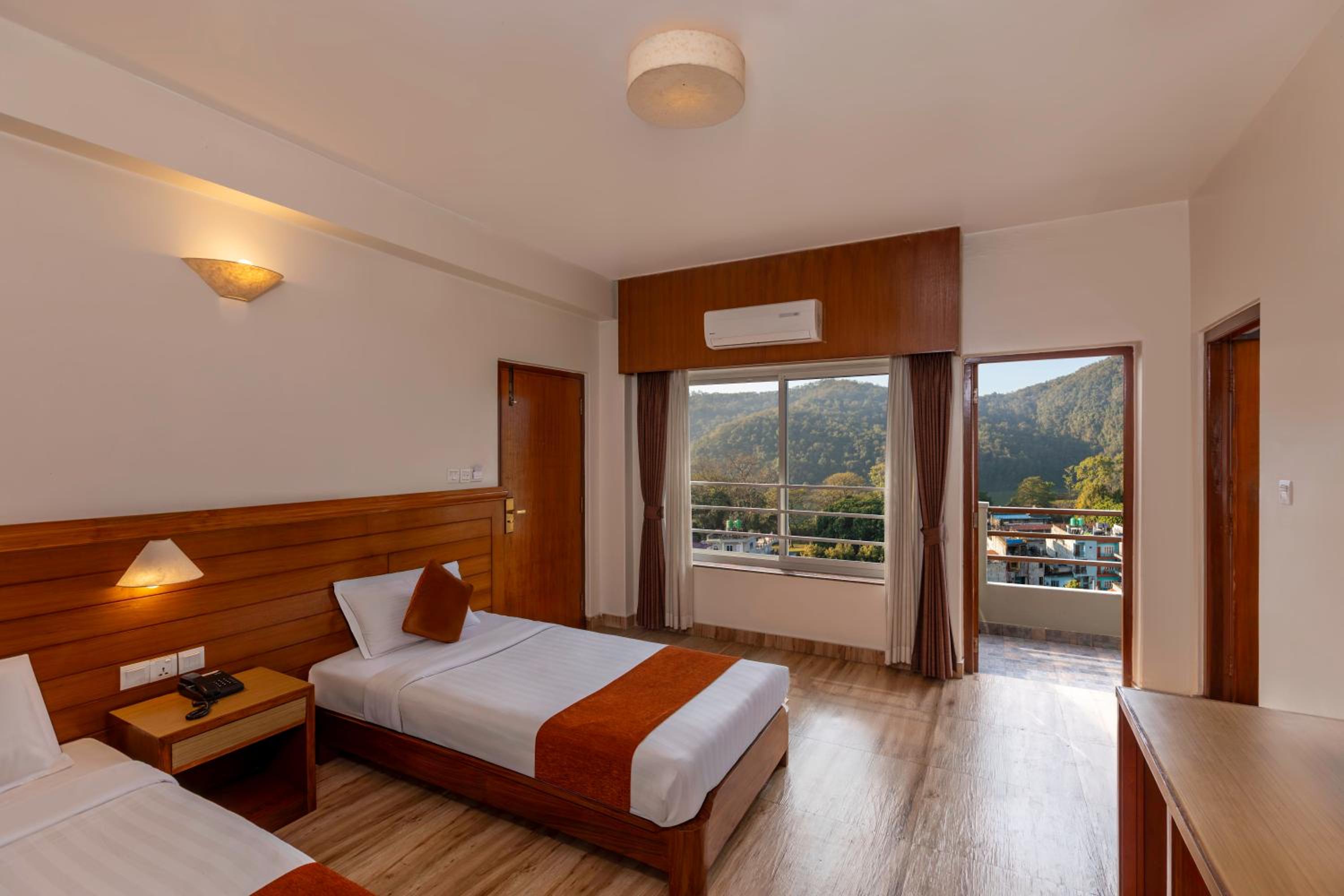 Deluxe Double or Twin Room with Lake View - Photo 1