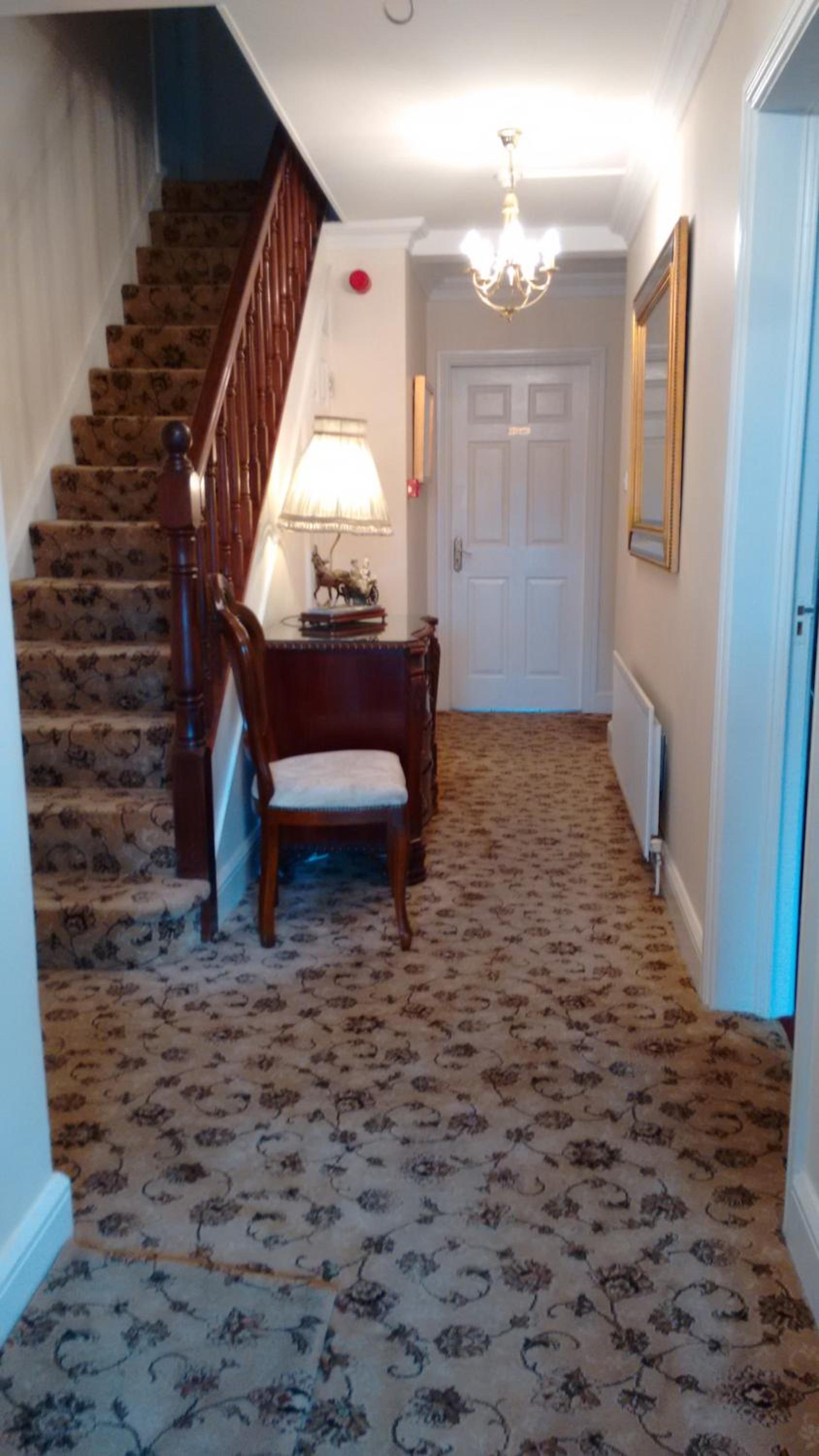 Twin Room with Private Bathroom - Photo 8