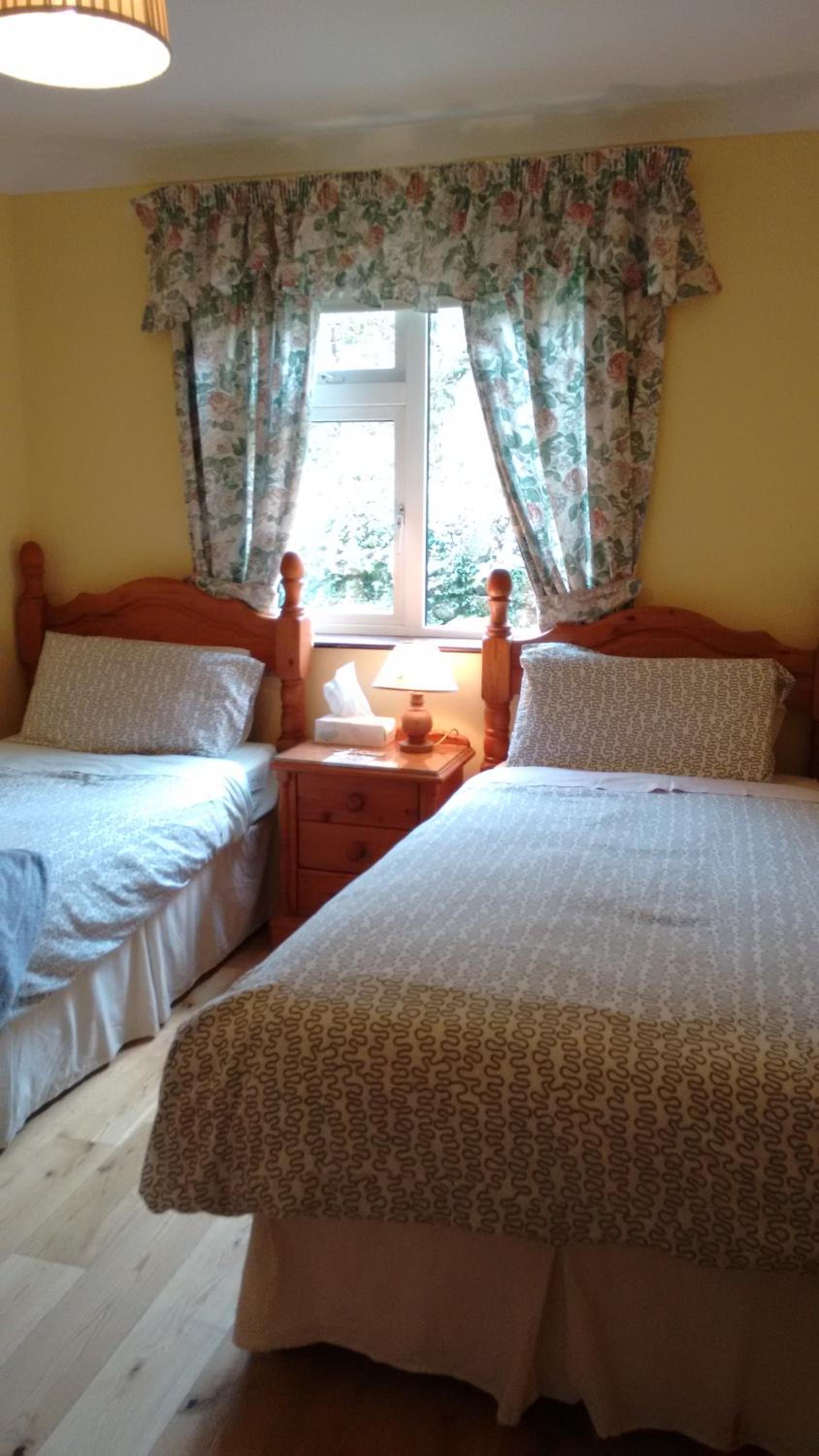 Twin Room with Private Bathroom - Photo 10