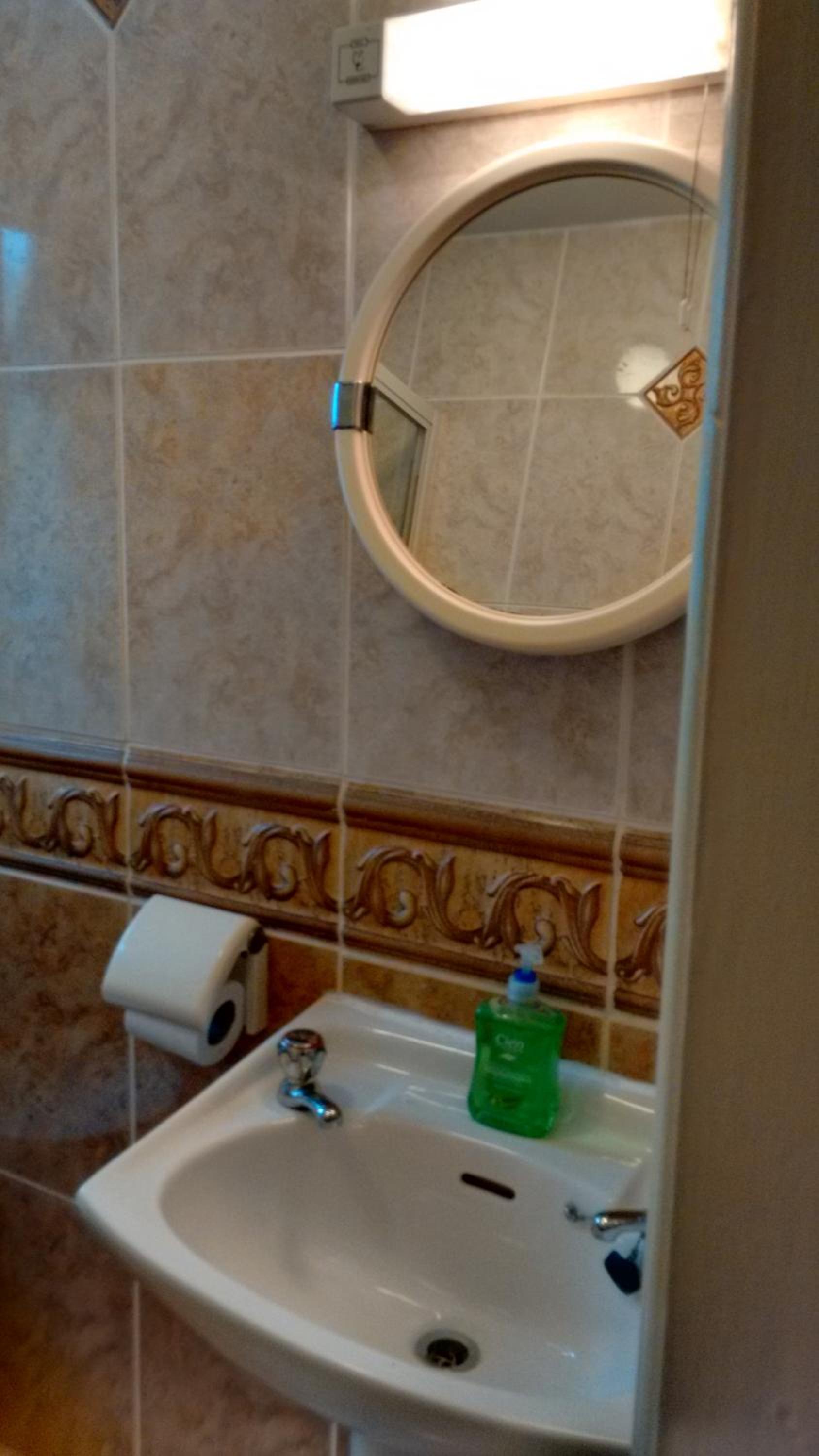 Twin Room with Private Bathroom - Photo 11
