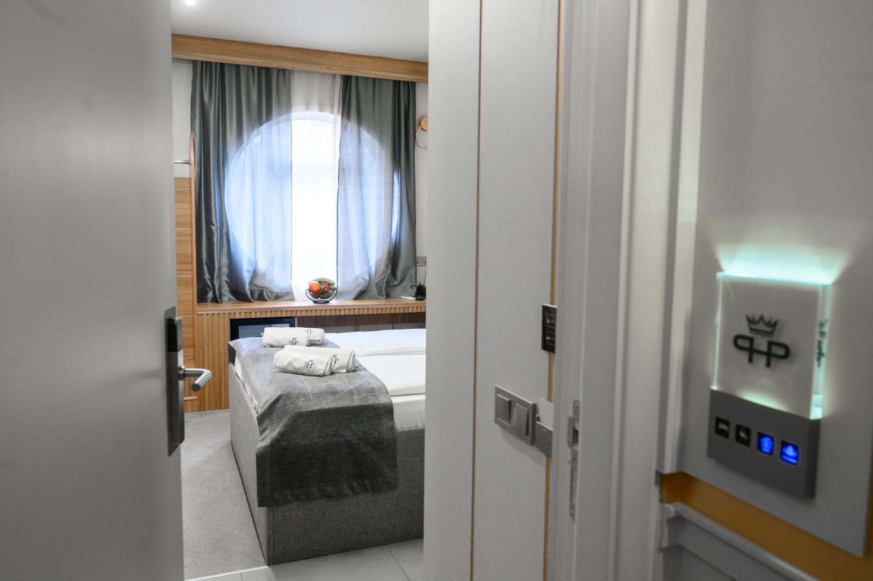 Deluxe Double or Twin Room with Free Spa Access - Photo 4