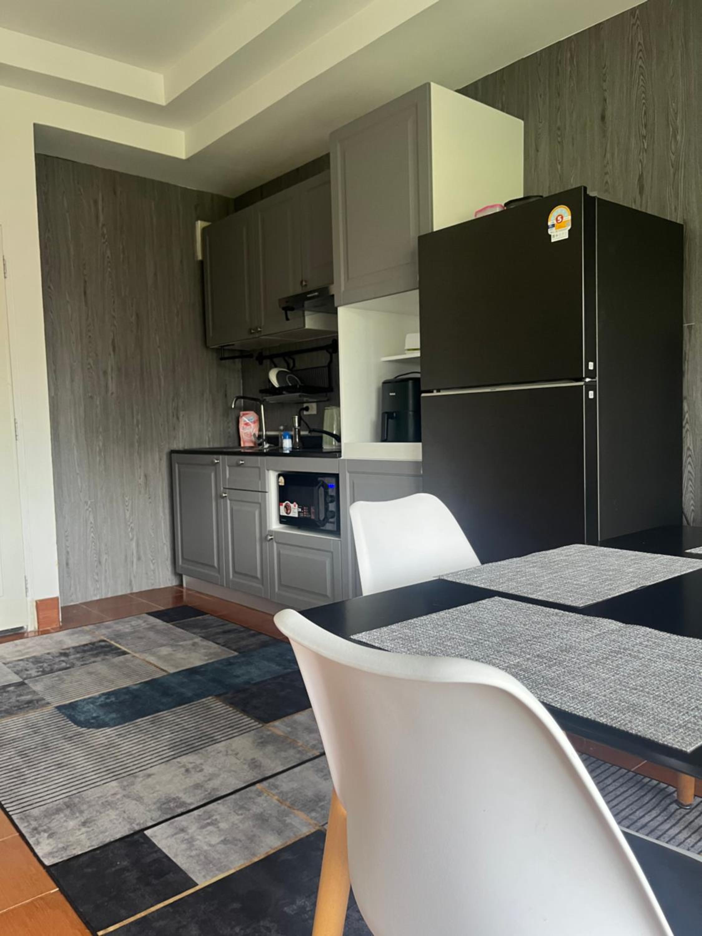 One-Bedroom Apartment with Balcony and Mountain View   - Photo 4