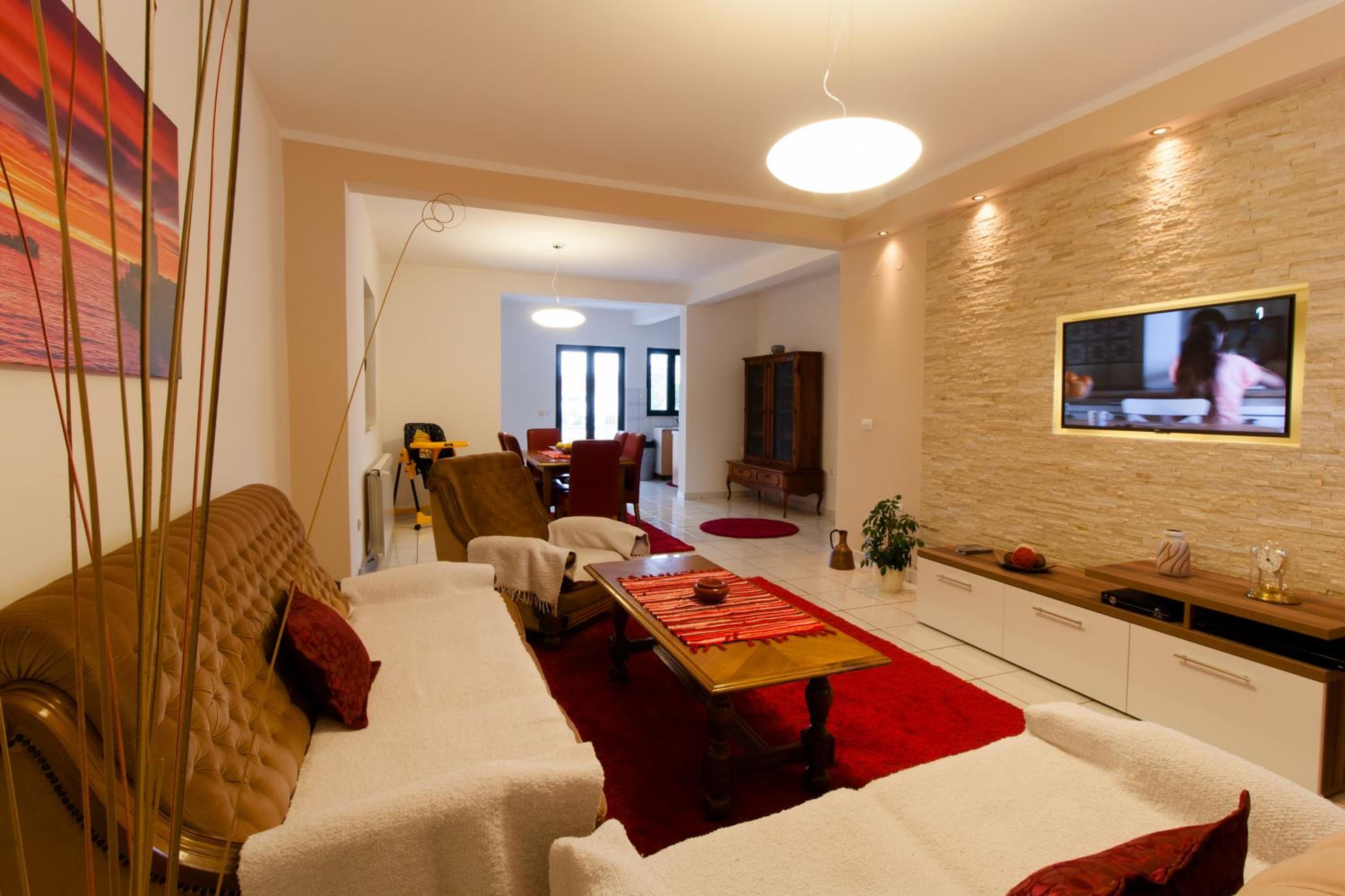Three-Bedroom Apartment with Balcony and Garden View - Photo 1