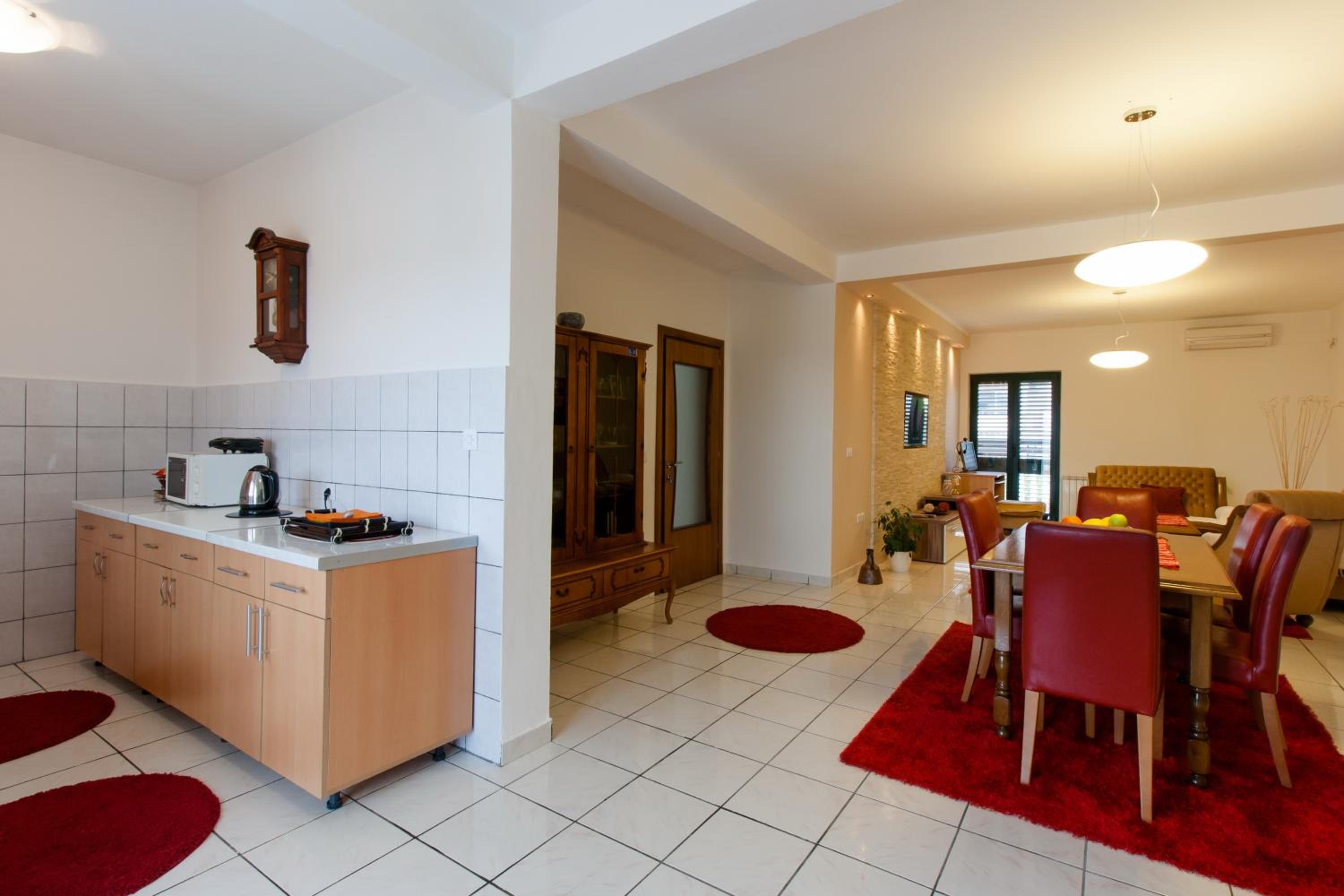 Three-Bedroom Apartment with Balcony and Garden View - Photo 14