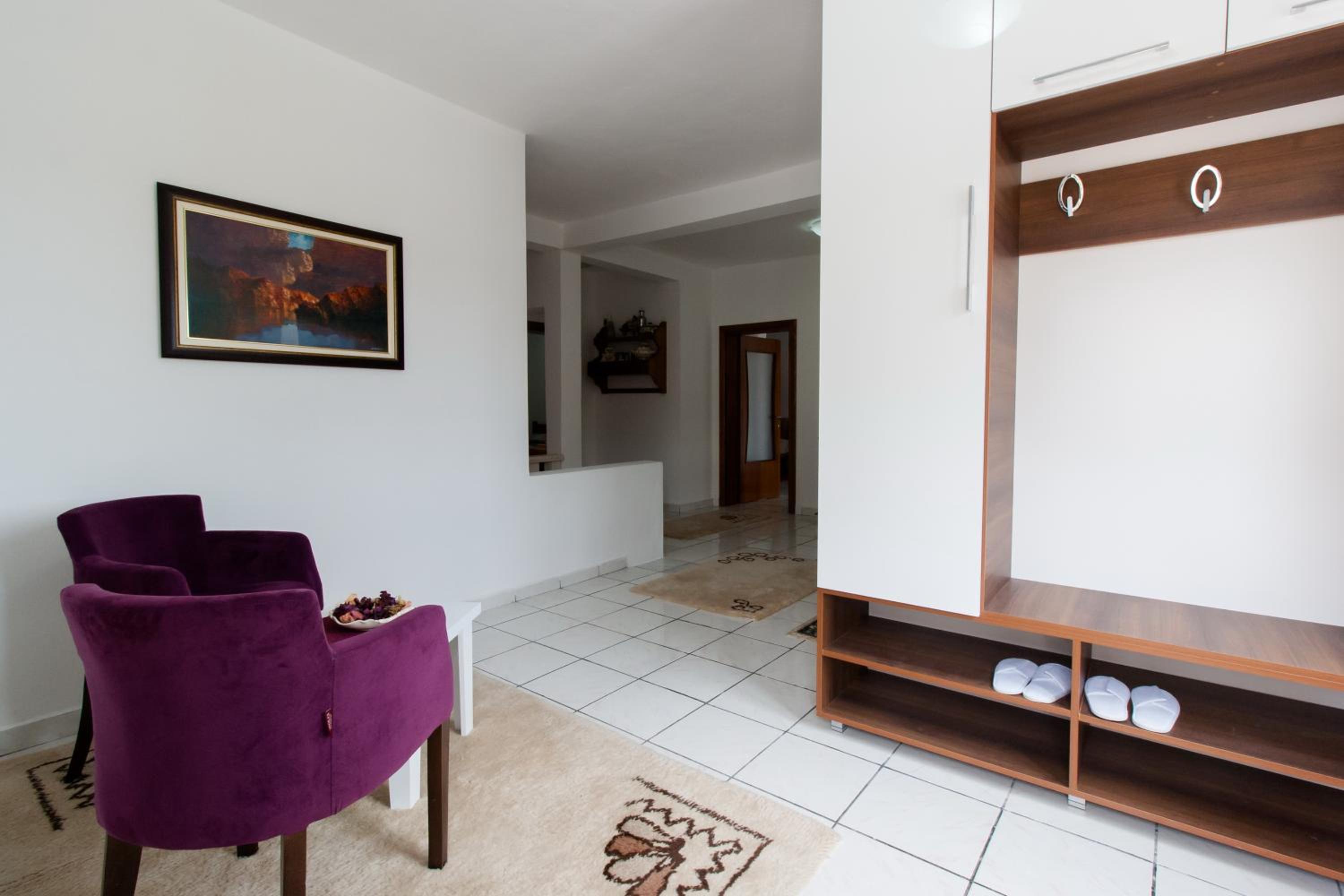 Three-Bedroom Apartment with Balcony and Garden View - Photo 12