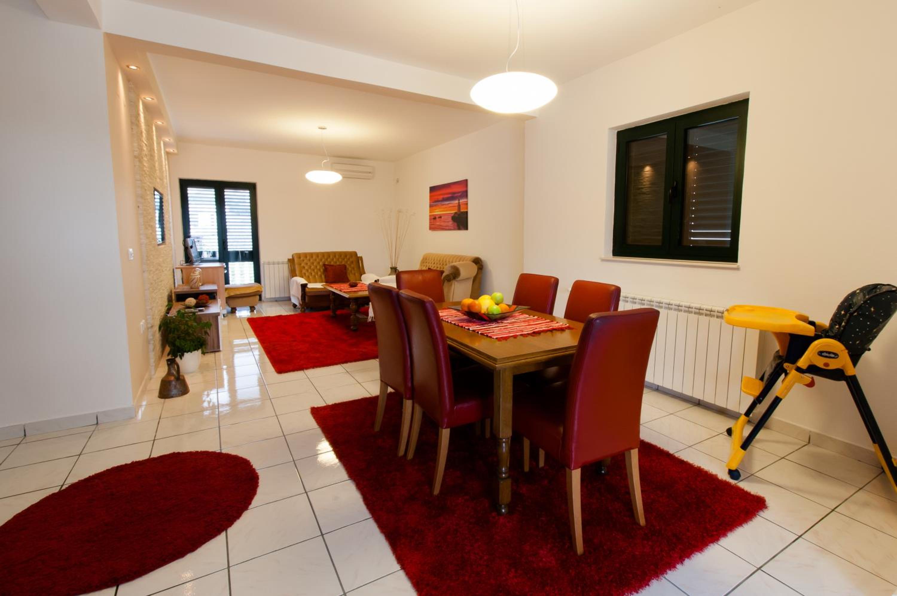 Three-Bedroom Apartment with Balcony and Garden View - Photo 18