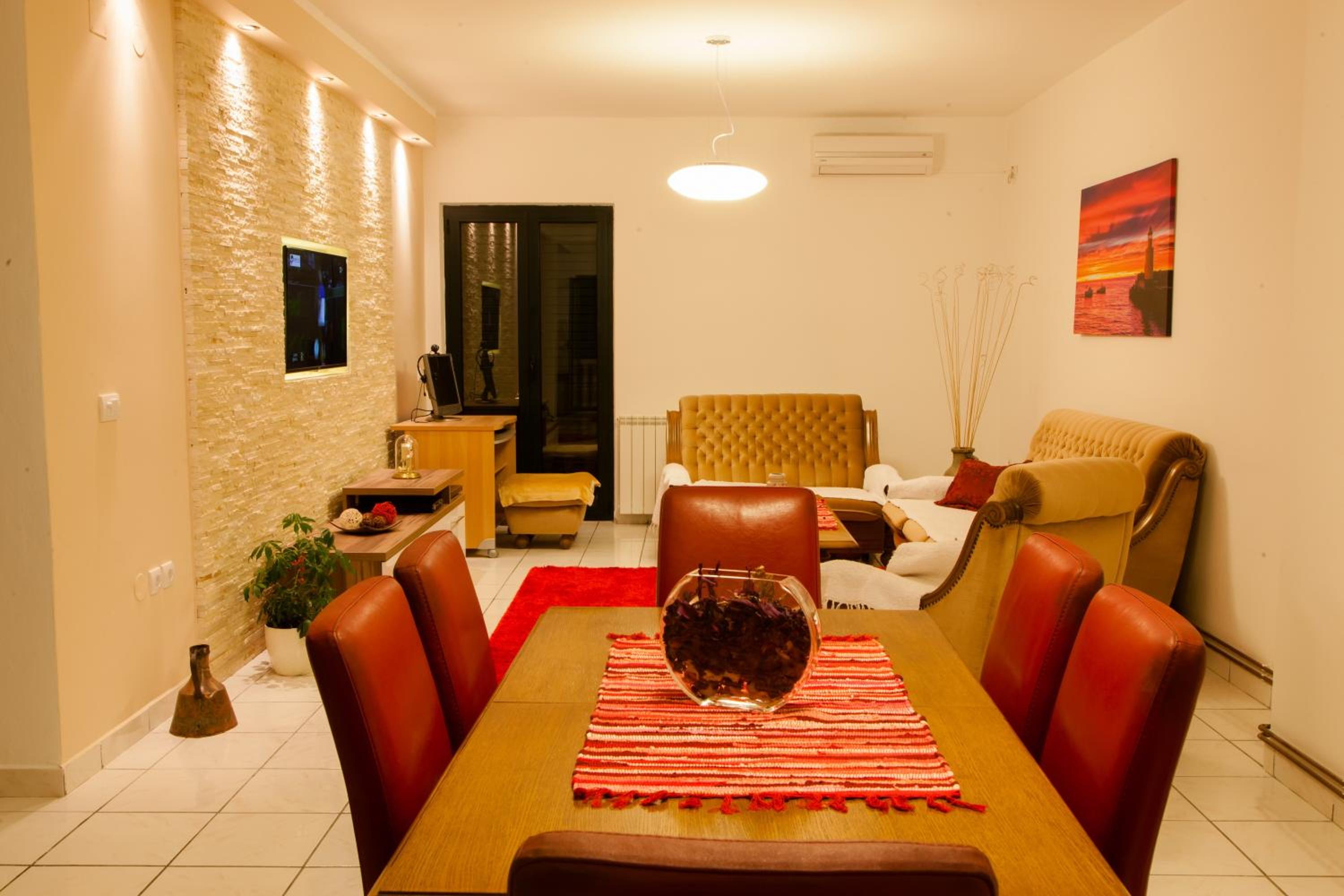 Three-Bedroom Apartment with Balcony and Garden View - Photo 15